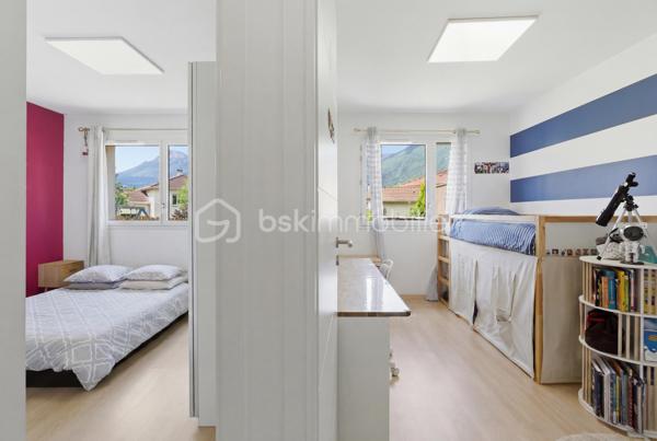 Le coup de cœur du mois – Saint-Égrève

Entre appartement et maison, découvrez ce très beau T4 de 82 m² situé dans une résidence récente de 2019, parfaitement entretenue, au fond d’une impasse au calme.

Vous profitez d’un cadre de vie rare avec une grande terrasse et un jardin privatif de 240 m², idéal pour les moments en extérieur.

L’appartement se compose d’une cuisine entièrement équipée, ouverte sur un séjour lumineux, d’une entrée indépendante avec de nombreux rangements, ainsi que de trois belles chambres. L’espace jour est bien séparé de l’espace nuit.

Les 82 m² sont fonctionnels et très bien agencés, avec très peu de couloir, ce qui optimise chaque mètre carré.

Aucun travaux à prévoir. Accès de plain-pied, sans escalier, idéal pour un confort au quotidien.

Chauffage collectif. Résidence moderne et sécurisée.

Possibilité d’acquérir un garage en supplément.

Un bien complet, rare sur le secteur, à visiter rapidement.