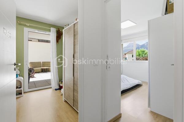 Le coup de cœur du mois – Saint-Égrève

Entre appartement et maison, découvrez ce très beau T4 de 82 m² situé dans une résidence récente de 2019, parfaitement entretenue, au fond d’une impasse au calme.

Vous profitez d’un cadre de vie rare avec une grande terrasse et un jardin privatif de 240 m², idéal pour les moments en extérieur.

L’appartement se compose d’une cuisine entièrement équipée, ouverte sur un séjour lumineux, d’une entrée indépendante avec de nombreux rangements, ainsi que de trois belles chambres. L’espace jour est bien séparé de l’espace nuit.

Les 82 m² sont fonctionnels et très bien agencés, avec très peu de couloir, ce qui optimise chaque mètre carré.

Aucun travaux à prévoir. Accès de plain-pied, sans escalier, idéal pour un confort au quotidien.

Chauffage collectif. Résidence moderne et sécurisée.

Possibilité d’acquérir un garage en supplément.

Un bien complet, rare sur le secteur, à visiter rapidement.