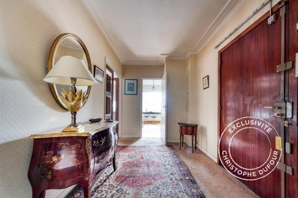 PUTEAUX - Appartement familial de 121 m² au dernier étage avec balcon, box et cave
