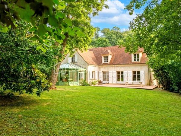Découvrez cette sublime maison de 225 m² nichée dans la tranquillité verdoyante de Neauphle-le-Château tout en étant à proximité du cœur village très commerçant ! 
Idéale pour profiter d'un cadre de vie paisible et familiale sans vis-à-vis, elle vous séduira par son ambiance chaleureuse et élégante. 

Cette résidence offre 8 pièces spacieuses, dont 5 chambres sur 3 niveaux. Un double séjour convivial avec véranda (20m2) et cheminée dans laquelle à été astucieusement intégrée un poêle à bois (2025), une cuisine équipée et aménagée. Pour les amateurs de plain-pied, vous apprécierez la suite parentale au rez-de-chaussée comprenant une salle de douche et baignoire, double vasque et un dressing miroir sur 5m donnant sur une terrasse plein ouest pour profiter des couchers de soleil. Il est idéal pour accueillir une nouvelle famille, à l'étage 4 chambres dont une chambre pouvant être agencée en suite parentale ou petit appartement 2 pièces !

Ce bien immobilier a été édifié avec des matériaux de qualité, isolation efficace grâce au vitrage double, en parfait état.

Les espaces extérieurs comprennent deux terrasses ensoleillées, un parc arboré, fleuri et engazonné sur 2.685 m² clos de murs en pierres de meulière, exposé sud-est-ouest pour profiter du soleil toute la journée à l'abris des regards. Vue dégagée sur la campagne environnante.

Pour plus de confort, cette maison bénéficie d'un sous-sol total, compartimentée avec un espace de rangement, très grand, une cave à vin, une buanderie, un atelier avec accès sur jardin.

Les + :  Chauffe-eau thermodynamique (2025), VMC hygrométrique,  interphone, alarme, cave, aire de stationnement privative et sécurisée. 
Les ++ : Transports, écoles et commerces à proximité. 

Taxe foncière : 2593€. 

Succombez au charme de cette demeure rare et unique qui se vit en toute saison ! 
Contactez Willy Boyé pour plus d'infos : 07 87 37 75 87 

Action !