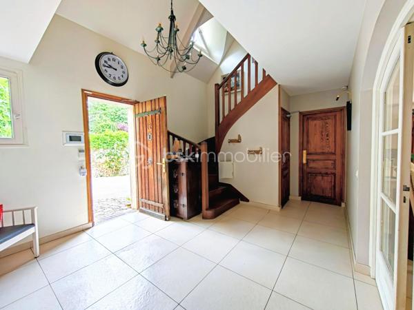 Découvrez cette sublime maison de 225 m² nichée dans la tranquillité verdoyante de Neauphle-le-Château tout en étant à proximité du cœur village très commerçant ! 
Idéale pour profiter d'un cadre de vie paisible et familiale sans vis-à-vis, elle vous séduira par son ambiance chaleureuse et élégante. 

Cette résidence offre 8 pièces spacieuses, dont 5 chambres sur 3 niveaux. Un double séjour convivial avec véranda (20m2) et cheminée dans laquelle à été astucieusement intégrée un poêle à bois (2025), une cuisine équipée et aménagée. Pour les amateurs de plain-pied, vous apprécierez la suite parentale au rez-de-chaussée comprenant une salle de douche et baignoire, double vasque et un dressing miroir sur 5m donnant sur une terrasse plein ouest pour profiter des couchers de soleil. Il est idéal pour accueillir une nouvelle famille, à l'étage 4 chambres dont une chambre pouvant être agencée en suite parentale ou petit appartement 2 pièces !

Ce bien immobilier a été édifié avec des matériaux de qualité, isolation efficace grâce au vitrage double, en parfait état.

Les espaces extérieurs comprennent deux terrasses ensoleillées, un parc arboré, fleuri et engazonné sur 2.685 m² clos de murs en pierres de meulière, exposé sud-est-ouest pour profiter du soleil toute la journée à l'abris des regards. Vue dégagée sur la campagne environnante.

Pour plus de confort, cette maison bénéficie d'un sous-sol total, compartimentée avec un espace de rangement, très grand, une cave à vin, une buanderie, un atelier avec accès sur jardin.

Les + :  Chauffe-eau thermodynamique (2025), VMC hygrométrique,  interphone, alarme, cave, aire de stationnement privative et sécurisée. 
Les ++ : Transports, écoles et commerces à proximité. 

Taxe foncière : 2593€. 

Succombez au charme de cette demeure rare et unique qui se vit en toute saison ! 
Contactez Willy Boyé pour plus d'infos : 07 87 37 75 87 

Action !