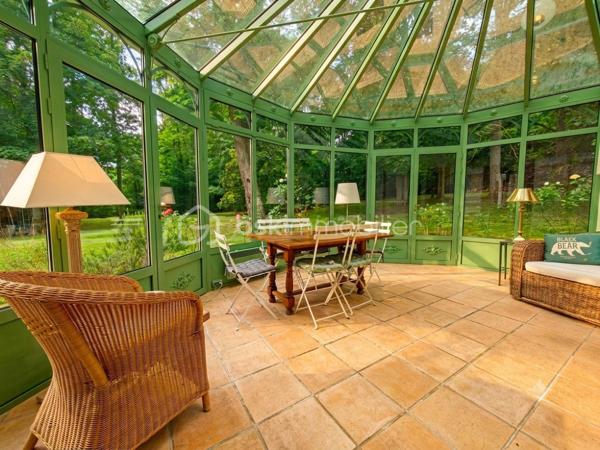 Découvrez cette sublime maison de 225 m² nichée dans la tranquillité verdoyante de Neauphle-le-Château tout en étant à proximité du cœur village très commerçant ! 
Idéale pour profiter d'un cadre de vie paisible et familiale sans vis-à-vis, elle vous séduira par son ambiance chaleureuse et élégante. 

Cette résidence offre 8 pièces spacieuses, dont 5 chambres sur 3 niveaux. Un double séjour convivial avec véranda (20m2) et cheminée dans laquelle à été astucieusement intégrée un poêle à bois (2025), une cuisine équipée et aménagée. Pour les amateurs de plain-pied, vous apprécierez la suite parentale au rez-de-chaussée comprenant une salle de douche et baignoire, double vasque et un dressing miroir sur 5m donnant sur une terrasse plein ouest pour profiter des couchers de soleil. Il est idéal pour accueillir une nouvelle famille, à l'étage 4 chambres dont une chambre pouvant être agencée en suite parentale ou petit appartement 2 pièces !

Ce bien immobilier a été édifié avec des matériaux de qualité, isolation efficace grâce au vitrage double, en parfait état.

Les espaces extérieurs comprennent deux terrasses ensoleillées, un parc arboré, fleuri et engazonné sur 2.685 m² clos de murs en pierres de meulière, exposé sud-est-ouest pour profiter du soleil toute la journée à l'abris des regards. Vue dégagée sur la campagne environnante.

Pour plus de confort, cette maison bénéficie d'un sous-sol total, compartimentée avec un espace de rangement, très grand, une cave à vin, une buanderie, un atelier avec accès sur jardin.

Les + :  Chauffe-eau thermodynamique (2025), VMC hygrométrique,  interphone, alarme, cave, aire de stationnement privative et sécurisée. 
Les ++ : Transports, écoles et commerces à proximité. 

Taxe foncière : 2593€. 

Succombez au charme de cette demeure rare et unique qui se vit en toute saison ! 
Contactez Willy Boyé pour plus d'infos : 07 87 37 75 87 

Action !