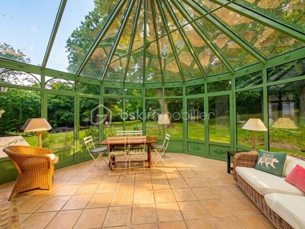 Découvrez cette sublime maison de 225 m² nichée dans la tranquillité verdoyante de Neauphle-le-Château tout en étant à proximité du cœur village très commerçant ! 
Idéale pour profiter d'un cadre de vie paisible et familiale sans vis-à-vis, elle vous séduira par son ambiance chaleureuse et élégante. 

Cette résidence offre 8 pièces spacieuses, dont 5 chambres sur 3 niveaux. Un double séjour convivial avec véranda (20m2) et cheminée dans laquelle à été astucieusement intégrée un poêle à bois (2025), une cuisine équipée et aménagée. Pour les amateurs de plain-pied, vous apprécierez la suite parentale au rez-de-chaussée comprenant une salle de douche et baignoire, double vasque et un dressing miroir sur 5m donnant sur une terrasse plein ouest pour profiter des couchers de soleil. Il est idéal pour accueillir une nouvelle famille, à l'étage 4 chambres dont une chambre pouvant être agencée en suite parentale ou petit appartement 2 pièces !

Ce bien immobilier a été édifié avec des matériaux de qualité, isolation efficace grâce au vitrage double, en parfait état.

Les espaces extérieurs comprennent deux terrasses ensoleillées, un parc arboré, fleuri et engazonné sur 2.685 m² clos de murs en pierres de meulière, exposé sud-est-ouest pour profiter du soleil toute la journée à l'abris des regards. Vue dégagée sur la campagne environnante.

Pour plus de confort, cette maison bénéficie d'un sous-sol total, compartimentée avec un espace de rangement, très grand, une cave à vin, une buanderie, un atelier avec accès sur jardin.

Les + :  Chauffe-eau thermodynamique (2025), VMC hygrométrique,  interphone, alarme, cave, aire de stationnement privative et sécurisée. 
Les ++ : Transports, écoles et commerces à proximité. 

Taxe foncière : 2593€. 

Succombez au charme de cette demeure rare et unique qui se vit en toute saison ! 
Contactez Willy Boyé pour plus d'infos : 07 87 37 75 87 

Action !