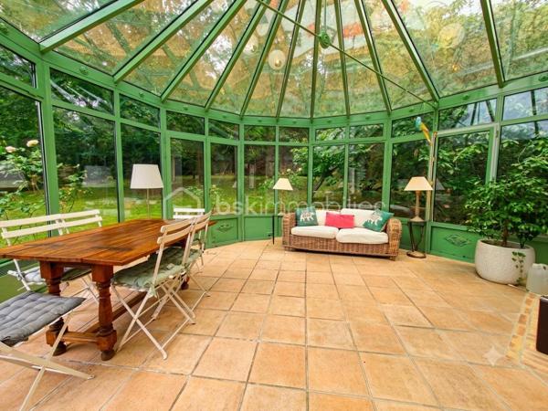 Découvrez cette sublime maison de 225 m² nichée dans la tranquillité verdoyante de Neauphle-le-Château tout en étant à proximité du cœur village très commerçant ! 
Idéale pour profiter d'un cadre de vie paisible et familiale sans vis-à-vis, elle vous séduira par son ambiance chaleureuse et élégante. 

Cette résidence offre 8 pièces spacieuses, dont 5 chambres sur 3 niveaux. Un double séjour convivial avec véranda (20m2) et cheminée dans laquelle à été astucieusement intégrée un poêle à bois (2025), une cuisine équipée et aménagée. Pour les amateurs de plain-pied, vous apprécierez la suite parentale au rez-de-chaussée comprenant une salle de douche et baignoire, double vasque et un dressing miroir sur 5m donnant sur une terrasse plein ouest pour profiter des couchers de soleil. Il est idéal pour accueillir une nouvelle famille, à l'étage 4 chambres dont une chambre pouvant être agencée en suite parentale ou petit appartement 2 pièces !

Ce bien immobilier a été édifié avec des matériaux de qualité, isolation efficace grâce au vitrage double, en parfait état.

Les espaces extérieurs comprennent deux terrasses ensoleillées, un parc arboré, fleuri et engazonné sur 2.685 m² clos de murs en pierres de meulière, exposé sud-est-ouest pour profiter du soleil toute la journée à l'abris des regards. Vue dégagée sur la campagne environnante.

Pour plus de confort, cette maison bénéficie d'un sous-sol total, compartimentée avec un espace de rangement, très grand, une cave à vin, une buanderie, un atelier avec accès sur jardin.

Les + :  Chauffe-eau thermodynamique (2025), VMC hygrométrique,  interphone, alarme, cave, aire de stationnement privative et sécurisée. 
Les ++ : Transports, écoles et commerces à proximité. 

Taxe foncière : 2593€. 

Succombez au charme de cette demeure rare et unique qui se vit en toute saison ! 
Contactez Willy Boyé pour plus d'infos : 07 87 37 75 87 

Action !