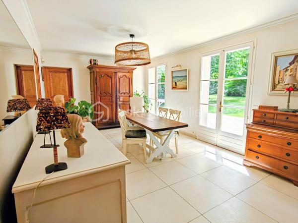 Découvrez cette sublime maison de 225 m² nichée dans la tranquillité verdoyante de Neauphle-le-Château tout en étant à proximité du cœur village très commerçant ! 
Idéale pour profiter d'un cadre de vie paisible et familiale sans vis-à-vis, elle vous séduira par son ambiance chaleureuse et élégante. 

Cette résidence offre 8 pièces spacieuses, dont 5 chambres sur 3 niveaux. Un double séjour convivial avec véranda (20m2) et cheminée dans laquelle à été astucieusement intégrée un poêle à bois (2025), une cuisine équipée et aménagée. Pour les amateurs de plain-pied, vous apprécierez la suite parentale au rez-de-chaussée comprenant une salle de douche et baignoire, double vasque et un dressing miroir sur 5m donnant sur une terrasse plein ouest pour profiter des couchers de soleil. Il est idéal pour accueillir une nouvelle famille, à l'étage 4 chambres dont une chambre pouvant être agencée en suite parentale ou petit appartement 2 pièces !

Ce bien immobilier a été édifié avec des matériaux de qualité, isolation efficace grâce au vitrage double, en parfait état.

Les espaces extérieurs comprennent deux terrasses ensoleillées, un parc arboré, fleuri et engazonné sur 2.685 m² clos de murs en pierres de meulière, exposé sud-est-ouest pour profiter du soleil toute la journée à l'abris des regards. Vue dégagée sur la campagne environnante.

Pour plus de confort, cette maison bénéficie d'un sous-sol total, compartimentée avec un espace de rangement, très grand, une cave à vin, une buanderie, un atelier avec accès sur jardin.

Les + :  Chauffe-eau thermodynamique (2025), VMC hygrométrique,  interphone, alarme, cave, aire de stationnement privative et sécurisée. 
Les ++ : Transports, écoles et commerces à proximité. 

Taxe foncière : 2593€. 

Succombez au charme de cette demeure rare et unique qui se vit en toute saison ! 
Contactez Willy Boyé pour plus d'infos : 07 87 37 75 87 

Action !