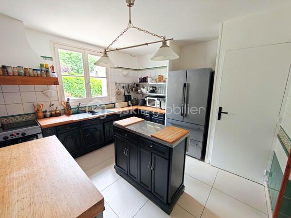 Découvrez cette sublime maison de 225 m² nichée dans la tranquillité verdoyante de Neauphle-le-Château tout en étant à proximité du cœur village très commerçant ! 
Idéale pour profiter d'un cadre de vie paisible et familiale sans vis-à-vis, elle vous séduira par son ambiance chaleureuse et élégante. 

Cette résidence offre 8 pièces spacieuses, dont 5 chambres sur 3 niveaux. Un double séjour convivial avec véranda (20m2) et cheminée dans laquelle à été astucieusement intégrée un poêle à bois (2025), une cuisine équipée et aménagée. Pour les amateurs de plain-pied, vous apprécierez la suite parentale au rez-de-chaussée comprenant une salle de douche et baignoire, double vasque et un dressing miroir sur 5m donnant sur une terrasse plein ouest pour profiter des couchers de soleil. Il est idéal pour accueillir une nouvelle famille, à l'étage 4 chambres dont une chambre pouvant être agencée en suite parentale ou petit appartement 2 pièces !

Ce bien immobilier a été édifié avec des matériaux de qualité, isolation efficace grâce au vitrage double, en parfait état.

Les espaces extérieurs comprennent deux terrasses ensoleillées, un parc arboré, fleuri et engazonné sur 2.685 m² clos de murs en pierres de meulière, exposé sud-est-ouest pour profiter du soleil toute la journée à l'abris des regards. Vue dégagée sur la campagne environnante.

Pour plus de confort, cette maison bénéficie d'un sous-sol total, compartimentée avec un espace de rangement, très grand, une cave à vin, une buanderie, un atelier avec accès sur jardin.

Les + :  Chauffe-eau thermodynamique (2025), VMC hygrométrique,  interphone, alarme, cave, aire de stationnement privative et sécurisée. 
Les ++ : Transports, écoles et commerces à proximité. 

Taxe foncière : 2593€. 

Succombez au charme de cette demeure rare et unique qui se vit en toute saison ! 
Contactez Willy Boyé pour plus d'infos : 07 87 37 75 87 

Action !