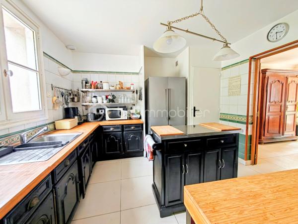 Découvrez cette sublime maison de 225 m² nichée dans la tranquillité verdoyante de Neauphle-le-Château tout en étant à proximité du cœur village très commerçant ! 
Idéale pour profiter d'un cadre de vie paisible et familiale sans vis-à-vis, elle vous séduira par son ambiance chaleureuse et élégante. 

Cette résidence offre 8 pièces spacieuses, dont 5 chambres sur 3 niveaux. Un double séjour convivial avec véranda (20m2) et cheminée dans laquelle à été astucieusement intégrée un poêle à bois (2025), une cuisine équipée et aménagée. Pour les amateurs de plain-pied, vous apprécierez la suite parentale au rez-de-chaussée comprenant une salle de douche et baignoire, double vasque et un dressing miroir sur 5m donnant sur une terrasse plein ouest pour profiter des couchers de soleil. Il est idéal pour accueillir une nouvelle famille, à l'étage 4 chambres dont une chambre pouvant être agencée en suite parentale ou petit appartement 2 pièces !

Ce bien immobilier a été édifié avec des matériaux de qualité, isolation efficace grâce au vitrage double, en parfait état.

Les espaces extérieurs comprennent deux terrasses ensoleillées, un parc arboré, fleuri et engazonné sur 2.685 m² clos de murs en pierres de meulière, exposé sud-est-ouest pour profiter du soleil toute la journée à l'abris des regards. Vue dégagée sur la campagne environnante.

Pour plus de confort, cette maison bénéficie d'un sous-sol total, compartimentée avec un espace de rangement, très grand, une cave à vin, une buanderie, un atelier avec accès sur jardin.

Les + :  Chauffe-eau thermodynamique (2025), VMC hygrométrique,  interphone, alarme, cave, aire de stationnement privative et sécurisée. 
Les ++ : Transports, écoles et commerces à proximité. 

Taxe foncière : 2593€. 

Succombez au charme de cette demeure rare et unique qui se vit en toute saison ! 
Contactez Willy Boyé pour plus d'infos : 07 87 37 75 87 

Action !