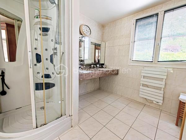 Découvrez cette sublime maison de 225 m² nichée dans la tranquillité verdoyante de Neauphle-le-Château tout en étant à proximité du cœur village très commerçant ! 
Idéale pour profiter d'un cadre de vie paisible et familiale sans vis-à-vis, elle vous séduira par son ambiance chaleureuse et élégante. 

Cette résidence offre 8 pièces spacieuses, dont 5 chambres sur 3 niveaux. Un double séjour convivial avec véranda (20m2) et cheminée dans laquelle à été astucieusement intégrée un poêle à bois (2025), une cuisine équipée et aménagée. Pour les amateurs de plain-pied, vous apprécierez la suite parentale au rez-de-chaussée comprenant une salle de douche et baignoire, double vasque et un dressing miroir sur 5m donnant sur une terrasse plein ouest pour profiter des couchers de soleil. Il est idéal pour accueillir une nouvelle famille, à l'étage 4 chambres dont une chambre pouvant être agencée en suite parentale ou petit appartement 2 pièces !

Ce bien immobilier a été édifié avec des matériaux de qualité, isolation efficace grâce au vitrage double, en parfait état.

Les espaces extérieurs comprennent deux terrasses ensoleillées, un parc arboré, fleuri et engazonné sur 2.685 m² clos de murs en pierres de meulière, exposé sud-est-ouest pour profiter du soleil toute la journée à l'abris des regards. Vue dégagée sur la campagne environnante.

Pour plus de confort, cette maison bénéficie d'un sous-sol total, compartimentée avec un espace de rangement, très grand, une cave à vin, une buanderie, un atelier avec accès sur jardin.

Les + :  Chauffe-eau thermodynamique (2025), VMC hygrométrique,  interphone, alarme, cave, aire de stationnement privative et sécurisée. 
Les ++ : Transports, écoles et commerces à proximité. 

Taxe foncière : 2593€. 

Succombez au charme de cette demeure rare et unique qui se vit en toute saison ! 
Contactez Willy Boyé pour plus d'infos : 07 87 37 75 87 

Action !