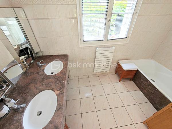 Découvrez cette sublime maison de 225 m² nichée dans la tranquillité verdoyante de Neauphle-le-Château tout en étant à proximité du cœur village très commerçant ! 
Idéale pour profiter d'un cadre de vie paisible et familiale sans vis-à-vis, elle vous séduira par son ambiance chaleureuse et élégante. 

Cette résidence offre 8 pièces spacieuses, dont 5 chambres sur 3 niveaux. Un double séjour convivial avec véranda (20m2) et cheminée dans laquelle à été astucieusement intégrée un poêle à bois (2025), une cuisine équipée et aménagée. Pour les amateurs de plain-pied, vous apprécierez la suite parentale au rez-de-chaussée comprenant une salle de douche et baignoire, double vasque et un dressing miroir sur 5m donnant sur une terrasse plein ouest pour profiter des couchers de soleil. Il est idéal pour accueillir une nouvelle famille, à l'étage 4 chambres dont une chambre pouvant être agencée en suite parentale ou petit appartement 2 pièces !

Ce bien immobilier a été édifié avec des matériaux de qualité, isolation efficace grâce au vitrage double, en parfait état.

Les espaces extérieurs comprennent deux terrasses ensoleillées, un parc arboré, fleuri et engazonné sur 2.685 m² clos de murs en pierres de meulière, exposé sud-est-ouest pour profiter du soleil toute la journée à l'abris des regards. Vue dégagée sur la campagne environnante.

Pour plus de confort, cette maison bénéficie d'un sous-sol total, compartimentée avec un espace de rangement, très grand, une cave à vin, une buanderie, un atelier avec accès sur jardin.

Les + :  Chauffe-eau thermodynamique (2025), VMC hygrométrique,  interphone, alarme, cave, aire de stationnement privative et sécurisée. 
Les ++ : Transports, écoles et commerces à proximité. 

Taxe foncière : 2593€. 

Succombez au charme de cette demeure rare et unique qui se vit en toute saison ! 
Contactez Willy Boyé pour plus d'infos : 07 87 37 75 87 

Action !