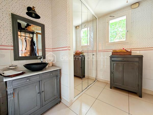 Découvrez cette sublime maison de 225 m² nichée dans la tranquillité verdoyante de Neauphle-le-Château tout en étant à proximité du cœur village très commerçant ! 
Idéale pour profiter d'un cadre de vie paisible et familiale sans vis-à-vis, elle vous séduira par son ambiance chaleureuse et élégante. 

Cette résidence offre 8 pièces spacieuses, dont 5 chambres sur 3 niveaux. Un double séjour convivial avec véranda (20m2) et cheminée dans laquelle à été astucieusement intégrée un poêle à bois (2025), une cuisine équipée et aménagée. Pour les amateurs de plain-pied, vous apprécierez la suite parentale au rez-de-chaussée comprenant une salle de douche et baignoire, double vasque et un dressing miroir sur 5m donnant sur une terrasse plein ouest pour profiter des couchers de soleil. Il est idéal pour accueillir une nouvelle famille, à l'étage 4 chambres dont une chambre pouvant être agencée en suite parentale ou petit appartement 2 pièces !

Ce bien immobilier a été édifié avec des matériaux de qualité, isolation efficace grâce au vitrage double, en parfait état.

Les espaces extérieurs comprennent deux terrasses ensoleillées, un parc arboré, fleuri et engazonné sur 2.685 m² clos de murs en pierres de meulière, exposé sud-est-ouest pour profiter du soleil toute la journée à l'abris des regards. Vue dégagée sur la campagne environnante.

Pour plus de confort, cette maison bénéficie d'un sous-sol total, compartimentée avec un espace de rangement, très grand, une cave à vin, une buanderie, un atelier avec accès sur jardin.

Les + :  Chauffe-eau thermodynamique (2025), VMC hygrométrique,  interphone, alarme, cave, aire de stationnement privative et sécurisée. 
Les ++ : Transports, écoles et commerces à proximité. 

Taxe foncière : 2593€. 

Succombez au charme de cette demeure rare et unique qui se vit en toute saison ! 
Contactez Willy Boyé pour plus d'infos : 07 87 37 75 87 

Action !