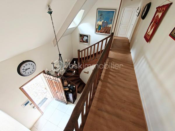 Découvrez cette sublime maison de 225 m² nichée dans la tranquillité verdoyante de Neauphle-le-Château tout en étant à proximité du cœur village très commerçant ! 
Idéale pour profiter d'un cadre de vie paisible et familiale sans vis-à-vis, elle vous séduira par son ambiance chaleureuse et élégante. 

Cette résidence offre 8 pièces spacieuses, dont 5 chambres sur 3 niveaux. Un double séjour convivial avec véranda (20m2) et cheminée dans laquelle à été astucieusement intégrée un poêle à bois (2025), une cuisine équipée et aménagée. Pour les amateurs de plain-pied, vous apprécierez la suite parentale au rez-de-chaussée comprenant une salle de douche et baignoire, double vasque et un dressing miroir sur 5m donnant sur une terrasse plein ouest pour profiter des couchers de soleil. Il est idéal pour accueillir une nouvelle famille, à l'étage 4 chambres dont une chambre pouvant être agencée en suite parentale ou petit appartement 2 pièces !

Ce bien immobilier a été édifié avec des matériaux de qualité, isolation efficace grâce au vitrage double, en parfait état.

Les espaces extérieurs comprennent deux terrasses ensoleillées, un parc arboré, fleuri et engazonné sur 2.685 m² clos de murs en pierres de meulière, exposé sud-est-ouest pour profiter du soleil toute la journée à l'abris des regards. Vue dégagée sur la campagne environnante.

Pour plus de confort, cette maison bénéficie d'un sous-sol total, compartimentée avec un espace de rangement, très grand, une cave à vin, une buanderie, un atelier avec accès sur jardin.

Les + :  Chauffe-eau thermodynamique (2025), VMC hygrométrique,  interphone, alarme, cave, aire de stationnement privative et sécurisée. 
Les ++ : Transports, écoles et commerces à proximité. 

Taxe foncière : 2593€. 

Succombez au charme de cette demeure rare et unique qui se vit en toute saison ! 
Contactez Willy Boyé pour plus d'infos : 07 87 37 75 87 

Action !