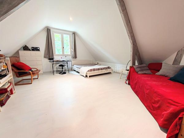 Découvrez cette sublime maison de 225 m² nichée dans la tranquillité verdoyante de Neauphle-le-Château tout en étant à proximité du cœur village très commerçant ! 
Idéale pour profiter d'un cadre de vie paisible et familiale sans vis-à-vis, elle vous séduira par son ambiance chaleureuse et élégante. 

Cette résidence offre 8 pièces spacieuses, dont 5 chambres sur 3 niveaux. Un double séjour convivial avec véranda (20m2) et cheminée dans laquelle à été astucieusement intégrée un poêle à bois (2025), une cuisine équipée et aménagée. Pour les amateurs de plain-pied, vous apprécierez la suite parentale au rez-de-chaussée comprenant une salle de douche et baignoire, double vasque et un dressing miroir sur 5m donnant sur une terrasse plein ouest pour profiter des couchers de soleil. Il est idéal pour accueillir une nouvelle famille, à l'étage 4 chambres dont une chambre pouvant être agencée en suite parentale ou petit appartement 2 pièces !

Ce bien immobilier a été édifié avec des matériaux de qualité, isolation efficace grâce au vitrage double, en parfait état.

Les espaces extérieurs comprennent deux terrasses ensoleillées, un parc arboré, fleuri et engazonné sur 2.685 m² clos de murs en pierres de meulière, exposé sud-est-ouest pour profiter du soleil toute la journée à l'abris des regards. Vue dégagée sur la campagne environnante.

Pour plus de confort, cette maison bénéficie d'un sous-sol total, compartimentée avec un espace de rangement, très grand, une cave à vin, une buanderie, un atelier avec accès sur jardin.

Les + :  Chauffe-eau thermodynamique (2025), VMC hygrométrique,  interphone, alarme, cave, aire de stationnement privative et sécurisée. 
Les ++ : Transports, écoles et commerces à proximité. 

Taxe foncière : 2593€. 

Succombez au charme de cette demeure rare et unique qui se vit en toute saison ! 
Contactez Willy Boyé pour plus d'infos : 07 87 37 75 87 

Action !