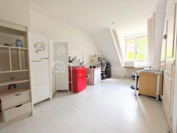 Découvrez cette sublime maison de 225 m² nichée dans la tranquillité verdoyante de Neauphle-le-Château tout en étant à proximité du cœur village très commerçant ! 
Idéale pour profiter d'un cadre de vie paisible et familiale sans vis-à-vis, elle vous séduira par son ambiance chaleureuse et élégante. 

Cette résidence offre 8 pièces spacieuses, dont 5 chambres sur 3 niveaux. Un double séjour convivial avec véranda (20m2) et cheminée dans laquelle à été astucieusement intégrée un poêle à bois (2025), une cuisine équipée et aménagée. Pour les amateurs de plain-pied, vous apprécierez la suite parentale au rez-de-chaussée comprenant une salle de douche et baignoire, double vasque et un dressing miroir sur 5m donnant sur une terrasse plein ouest pour profiter des couchers de soleil. Il est idéal pour accueillir une nouvelle famille, à l'étage 4 chambres dont une chambre pouvant être agencée en suite parentale ou petit appartement 2 pièces !

Ce bien immobilier a été édifié avec des matériaux de qualité, isolation efficace grâce au vitrage double, en parfait état.

Les espaces extérieurs comprennent deux terrasses ensoleillées, un parc arboré, fleuri et engazonné sur 2.685 m² clos de murs en pierres de meulière, exposé sud-est-ouest pour profiter du soleil toute la journée à l'abris des regards. Vue dégagée sur la campagne environnante.

Pour plus de confort, cette maison bénéficie d'un sous-sol total, compartimentée avec un espace de rangement, très grand, une cave à vin, une buanderie, un atelier avec accès sur jardin.

Les + :  Chauffe-eau thermodynamique (2025), VMC hygrométrique,  interphone, alarme, cave, aire de stationnement privative et sécurisée. 
Les ++ : Transports, écoles et commerces à proximité. 

Taxe foncière : 2593€. 

Succombez au charme de cette demeure rare et unique qui se vit en toute saison ! 
Contactez Willy Boyé pour plus d'infos : 07 87 37 75 87 

Action !
