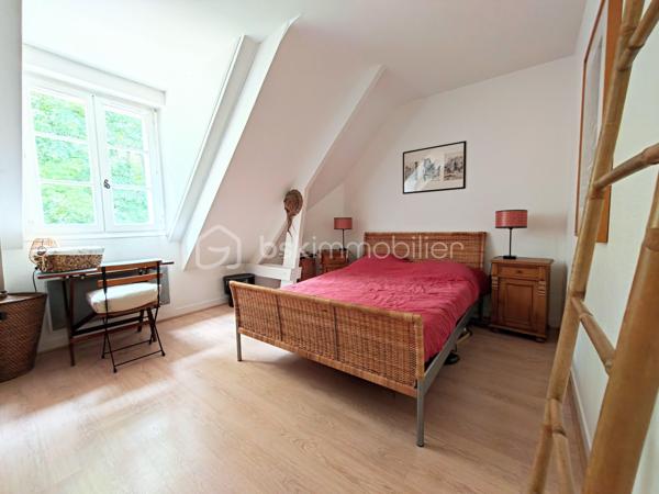 Découvrez cette sublime maison de 225 m² nichée dans la tranquillité verdoyante de Neauphle-le-Château tout en étant à proximité du cœur village très commerçant ! 
Idéale pour profiter d'un cadre de vie paisible et familiale sans vis-à-vis, elle vous séduira par son ambiance chaleureuse et élégante. 

Cette résidence offre 8 pièces spacieuses, dont 5 chambres sur 3 niveaux. Un double séjour convivial avec véranda (20m2) et cheminée dans laquelle à été astucieusement intégrée un poêle à bois (2025), une cuisine équipée et aménagée. Pour les amateurs de plain-pied, vous apprécierez la suite parentale au rez-de-chaussée comprenant une salle de douche et baignoire, double vasque et un dressing miroir sur 5m donnant sur une terrasse plein ouest pour profiter des couchers de soleil. Il est idéal pour accueillir une nouvelle famille, à l'étage 4 chambres dont une chambre pouvant être agencée en suite parentale ou petit appartement 2 pièces !

Ce bien immobilier a été édifié avec des matériaux de qualité, isolation efficace grâce au vitrage double, en parfait état.

Les espaces extérieurs comprennent deux terrasses ensoleillées, un parc arboré, fleuri et engazonné sur 2.685 m² clos de murs en pierres de meulière, exposé sud-est-ouest pour profiter du soleil toute la journée à l'abris des regards. Vue dégagée sur la campagne environnante.

Pour plus de confort, cette maison bénéficie d'un sous-sol total, compartimentée avec un espace de rangement, très grand, une cave à vin, une buanderie, un atelier avec accès sur jardin.

Les + :  Chauffe-eau thermodynamique (2025), VMC hygrométrique,  interphone, alarme, cave, aire de stationnement privative et sécurisée. 
Les ++ : Transports, écoles et commerces à proximité. 

Taxe foncière : 2593€. 

Succombez au charme de cette demeure rare et unique qui se vit en toute saison ! 
Contactez Willy Boyé pour plus d'infos : 07 87 37 75 87 

Action !