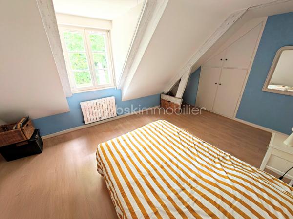 Découvrez cette sublime maison de 225 m² nichée dans la tranquillité verdoyante de Neauphle-le-Château tout en étant à proximité du cœur village très commerçant ! 
Idéale pour profiter d'un cadre de vie paisible et familiale sans vis-à-vis, elle vous séduira par son ambiance chaleureuse et élégante. 

Cette résidence offre 8 pièces spacieuses, dont 5 chambres sur 3 niveaux. Un double séjour convivial avec véranda (20m2) et cheminée dans laquelle à été astucieusement intégrée un poêle à bois (2025), une cuisine équipée et aménagée. Pour les amateurs de plain-pied, vous apprécierez la suite parentale au rez-de-chaussée comprenant une salle de douche et baignoire, double vasque et un dressing miroir sur 5m donnant sur une terrasse plein ouest pour profiter des couchers de soleil. Il est idéal pour accueillir une nouvelle famille, à l'étage 4 chambres dont une chambre pouvant être agencée en suite parentale ou petit appartement 2 pièces !

Ce bien immobilier a été édifié avec des matériaux de qualité, isolation efficace grâce au vitrage double, en parfait état.

Les espaces extérieurs comprennent deux terrasses ensoleillées, un parc arboré, fleuri et engazonné sur 2.685 m² clos de murs en pierres de meulière, exposé sud-est-ouest pour profiter du soleil toute la journée à l'abris des regards. Vue dégagée sur la campagne environnante.

Pour plus de confort, cette maison bénéficie d'un sous-sol total, compartimentée avec un espace de rangement, très grand, une cave à vin, une buanderie, un atelier avec accès sur jardin.

Les + :  Chauffe-eau thermodynamique (2025), VMC hygrométrique,  interphone, alarme, cave, aire de stationnement privative et sécurisée. 
Les ++ : Transports, écoles et commerces à proximité. 

Taxe foncière : 2593€. 

Succombez au charme de cette demeure rare et unique qui se vit en toute saison ! 
Contactez Willy Boyé pour plus d'infos : 07 87 37 75 87 

Action !