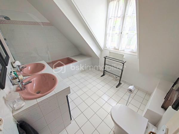 Découvrez cette sublime maison de 225 m² nichée dans la tranquillité verdoyante de Neauphle-le-Château tout en étant à proximité du cœur village très commerçant ! 
Idéale pour profiter d'un cadre de vie paisible et familiale sans vis-à-vis, elle vous séduira par son ambiance chaleureuse et élégante. 

Cette résidence offre 8 pièces spacieuses, dont 5 chambres sur 3 niveaux. Un double séjour convivial avec véranda (20m2) et cheminée dans laquelle à été astucieusement intégrée un poêle à bois (2025), une cuisine équipée et aménagée. Pour les amateurs de plain-pied, vous apprécierez la suite parentale au rez-de-chaussée comprenant une salle de douche et baignoire, double vasque et un dressing miroir sur 5m donnant sur une terrasse plein ouest pour profiter des couchers de soleil. Il est idéal pour accueillir une nouvelle famille, à l'étage 4 chambres dont une chambre pouvant être agencée en suite parentale ou petit appartement 2 pièces !

Ce bien immobilier a été édifié avec des matériaux de qualité, isolation efficace grâce au vitrage double, en parfait état.

Les espaces extérieurs comprennent deux terrasses ensoleillées, un parc arboré, fleuri et engazonné sur 2.685 m² clos de murs en pierres de meulière, exposé sud-est-ouest pour profiter du soleil toute la journée à l'abris des regards. Vue dégagée sur la campagne environnante.

Pour plus de confort, cette maison bénéficie d'un sous-sol total, compartimentée avec un espace de rangement, très grand, une cave à vin, une buanderie, un atelier avec accès sur jardin.

Les + :  Chauffe-eau thermodynamique (2025), VMC hygrométrique,  interphone, alarme, cave, aire de stationnement privative et sécurisée. 
Les ++ : Transports, écoles et commerces à proximité. 

Taxe foncière : 2593€. 

Succombez au charme de cette demeure rare et unique qui se vit en toute saison ! 
Contactez Willy Boyé pour plus d'infos : 07 87 37 75 87 

Action !