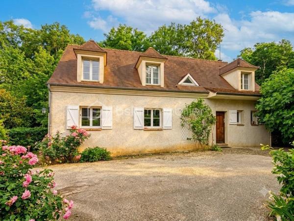Découvrez cette sublime maison de 225 m² nichée dans la tranquillité verdoyante de Neauphle-le-Château tout en étant à proximité du cœur village très commerçant ! 
Idéale pour profiter d'un cadre de vie paisible et familiale sans vis-à-vis, elle vous séduira par son ambiance chaleureuse et élégante. 

Cette résidence offre 8 pièces spacieuses, dont 5 chambres sur 3 niveaux. Un double séjour convivial avec véranda (20m2) et cheminée dans laquelle à été astucieusement intégrée un poêle à bois (2025), une cuisine équipée et aménagée. Pour les amateurs de plain-pied, vous apprécierez la suite parentale au rez-de-chaussée comprenant une salle de douche et baignoire, double vasque et un dressing miroir sur 5m donnant sur une terrasse plein ouest pour profiter des couchers de soleil. Il est idéal pour accueillir une nouvelle famille, à l'étage 4 chambres dont une chambre pouvant être agencée en suite parentale ou petit appartement 2 pièces !

Ce bien immobilier a été édifié avec des matériaux de qualité, isolation efficace grâce au vitrage double, en parfait état.

Les espaces extérieurs comprennent deux terrasses ensoleillées, un parc arboré, fleuri et engazonné sur 2.685 m² clos de murs en pierres de meulière, exposé sud-est-ouest pour profiter du soleil toute la journée à l'abris des regards. Vue dégagée sur la campagne environnante.

Pour plus de confort, cette maison bénéficie d'un sous-sol total, compartimentée avec un espace de rangement, très grand, une cave à vin, une buanderie, un atelier avec accès sur jardin.

Les + :  Chauffe-eau thermodynamique (2025), VMC hygrométrique,  interphone, alarme, cave, aire de stationnement privative et sécurisée. 
Les ++ : Transports, écoles et commerces à proximité. 

Taxe foncière : 2593€. 

Succombez au charme de cette demeure rare et unique qui se vit en toute saison ! 
Contactez Willy Boyé pour plus d'infos : 07 87 37 75 87 

Action !
