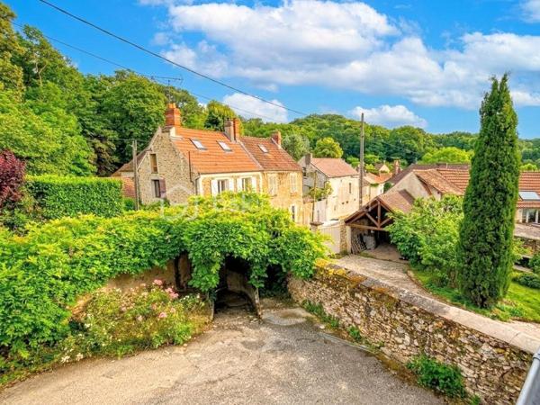 Découvrez cette sublime maison de 225 m² nichée dans la tranquillité verdoyante de Neauphle-le-Château tout en étant à proximité du cœur village très commerçant ! 
Idéale pour profiter d'un cadre de vie paisible et familiale sans vis-à-vis, elle vous séduira par son ambiance chaleureuse et élégante. 

Cette résidence offre 8 pièces spacieuses, dont 5 chambres sur 3 niveaux. Un double séjour convivial avec véranda (20m2) et cheminée dans laquelle à été astucieusement intégrée un poêle à bois (2025), une cuisine équipée et aménagée. Pour les amateurs de plain-pied, vous apprécierez la suite parentale au rez-de-chaussée comprenant une salle de douche et baignoire, double vasque et un dressing miroir sur 5m donnant sur une terrasse plein ouest pour profiter des couchers de soleil. Il est idéal pour accueillir une nouvelle famille, à l'étage 4 chambres dont une chambre pouvant être agencée en suite parentale ou petit appartement 2 pièces !

Ce bien immobilier a été édifié avec des matériaux de qualité, isolation efficace grâce au vitrage double, en parfait état.

Les espaces extérieurs comprennent deux terrasses ensoleillées, un parc arboré, fleuri et engazonné sur 2.685 m² clos de murs en pierres de meulière, exposé sud-est-ouest pour profiter du soleil toute la journée à l'abris des regards. Vue dégagée sur la campagne environnante.

Pour plus de confort, cette maison bénéficie d'un sous-sol total, compartimentée avec un espace de rangement, très grand, une cave à vin, une buanderie, un atelier avec accès sur jardin.

Les + :  Chauffe-eau thermodynamique (2025), VMC hygrométrique,  interphone, alarme, cave, aire de stationnement privative et sécurisée. 
Les ++ : Transports, écoles et commerces à proximité. 

Taxe foncière : 2593€. 

Succombez au charme de cette demeure rare et unique qui se vit en toute saison ! 
Contactez Willy Boyé pour plus d'infos : 07 87 37 75 87 

Action !
