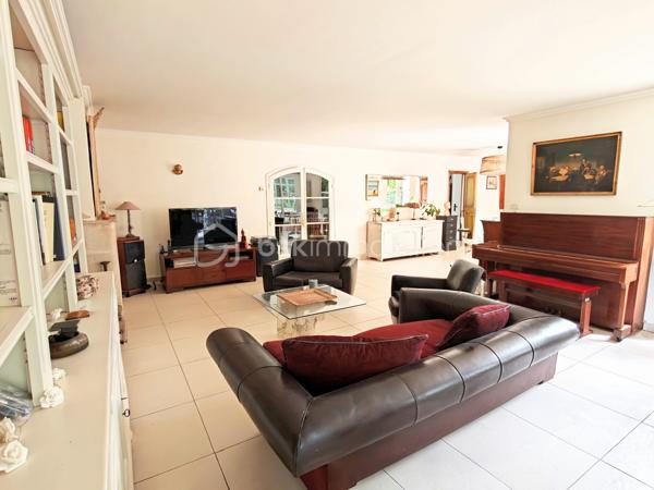 Découvrez cette sublime maison de 225 m² nichée dans la tranquillité verdoyante de Neauphle-le-Château tout en étant à proximité du cœur village très commerçant ! 
Idéale pour profiter d'un cadre de vie paisible et familiale sans vis-à-vis, elle vous séduira par son ambiance chaleureuse et élégante. 

Cette résidence offre 8 pièces spacieuses, dont 5 chambres sur 3 niveaux. Un double séjour convivial avec véranda (20m2) et cheminée dans laquelle à été astucieusement intégrée un poêle à bois (2025), une cuisine équipée et aménagée. Pour les amateurs de plain-pied, vous apprécierez la suite parentale au rez-de-chaussée comprenant une salle de douche et baignoire, double vasque et un dressing miroir sur 5m donnant sur une terrasse plein ouest pour profiter des couchers de soleil. Il est idéal pour accueillir une nouvelle famille, à l'étage 4 chambres dont une chambre pouvant être agencée en suite parentale ou petit appartement 2 pièces !

Ce bien immobilier a été édifié avec des matériaux de qualité, isolation efficace grâce au vitrage double, en parfait état.

Les espaces extérieurs comprennent deux terrasses ensoleillées, un parc arboré, fleuri et engazonné sur 2.685 m² clos de murs en pierres de meulière, exposé sud-est-ouest pour profiter du soleil toute la journée à l'abris des regards. Vue dégagée sur la campagne environnante.

Pour plus de confort, cette maison bénéficie d'un sous-sol total, compartimentée avec un espace de rangement, très grand, une cave à vin, une buanderie, un atelier avec accès sur jardin.

Les + :  Chauffe-eau thermodynamique (2025), VMC hygrométrique,  interphone, alarme, cave, aire de stationnement privative et sécurisée. 
Les ++ : Transports, écoles et commerces à proximité. 

Taxe foncière : 2593€. 

Succombez au charme de cette demeure rare et unique qui se vit en toute saison ! 
Contactez Willy Boyé pour plus d'infos : 07 87 37 75 87 

Action !