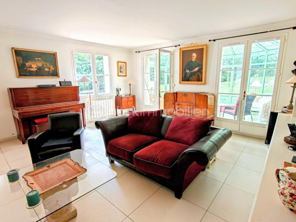 Découvrez cette sublime maison de 225 m² nichée dans la tranquillité verdoyante de Neauphle-le-Château tout en étant à proximité du cœur village très commerçant ! 
Idéale pour profiter d'un cadre de vie paisible et familiale sans vis-à-vis, elle vous séduira par son ambiance chaleureuse et élégante. 

Cette résidence offre 8 pièces spacieuses, dont 5 chambres sur 3 niveaux. Un double séjour convivial avec véranda (20m2) et cheminée dans laquelle à été astucieusement intégrée un poêle à bois (2025), une cuisine équipée et aménagée. Pour les amateurs de plain-pied, vous apprécierez la suite parentale au rez-de-chaussée comprenant une salle de douche et baignoire, double vasque et un dressing miroir sur 5m donnant sur une terrasse plein ouest pour profiter des couchers de soleil. Il est idéal pour accueillir une nouvelle famille, à l'étage 4 chambres dont une chambre pouvant être agencée en suite parentale ou petit appartement 2 pièces !

Ce bien immobilier a été édifié avec des matériaux de qualité, isolation efficace grâce au vitrage double, en parfait état.

Les espaces extérieurs comprennent deux terrasses ensoleillées, un parc arboré, fleuri et engazonné sur 2.685 m² clos de murs en pierres de meulière, exposé sud-est-ouest pour profiter du soleil toute la journée à l'abris des regards. Vue dégagée sur la campagne environnante.

Pour plus de confort, cette maison bénéficie d'un sous-sol total, compartimentée avec un espace de rangement, très grand, une cave à vin, une buanderie, un atelier avec accès sur jardin.

Les + :  Chauffe-eau thermodynamique (2025), VMC hygrométrique,  interphone, alarme, cave, aire de stationnement privative et sécurisée. 
Les ++ : Transports, écoles et commerces à proximité. 

Taxe foncière : 2593€. 

Succombez au charme de cette demeure rare et unique qui se vit en toute saison ! 
Contactez Willy Boyé pour plus d'infos : 07 87 37 75 87 

Action !