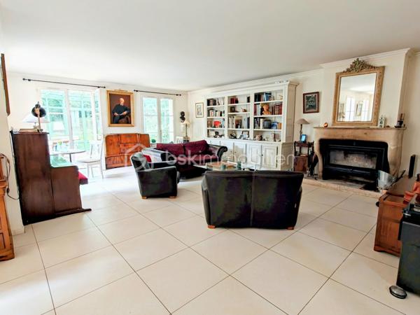 Découvrez cette sublime maison de 225 m² nichée dans la tranquillité verdoyante de Neauphle-le-Château tout en étant à proximité du cœur village très commerçant ! 
Idéale pour profiter d'un cadre de vie paisible et familiale sans vis-à-vis, elle vous séduira par son ambiance chaleureuse et élégante. 

Cette résidence offre 8 pièces spacieuses, dont 5 chambres sur 3 niveaux. Un double séjour convivial avec véranda (20m2) et cheminée dans laquelle à été astucieusement intégrée un poêle à bois (2025), une cuisine équipée et aménagée. Pour les amateurs de plain-pied, vous apprécierez la suite parentale au rez-de-chaussée comprenant une salle de douche et baignoire, double vasque et un dressing miroir sur 5m donnant sur une terrasse plein ouest pour profiter des couchers de soleil. Il est idéal pour accueillir une nouvelle famille, à l'étage 4 chambres dont une chambre pouvant être agencée en suite parentale ou petit appartement 2 pièces !

Ce bien immobilier a été édifié avec des matériaux de qualité, isolation efficace grâce au vitrage double, en parfait état.

Les espaces extérieurs comprennent deux terrasses ensoleillées, un parc arboré, fleuri et engazonné sur 2.685 m² clos de murs en pierres de meulière, exposé sud-est-ouest pour profiter du soleil toute la journée à l'abris des regards. Vue dégagée sur la campagne environnante.

Pour plus de confort, cette maison bénéficie d'un sous-sol total, compartimentée avec un espace de rangement, très grand, une cave à vin, une buanderie, un atelier avec accès sur jardin.

Les + :  Chauffe-eau thermodynamique (2025), VMC hygrométrique,  interphone, alarme, cave, aire de stationnement privative et sécurisée. 
Les ++ : Transports, écoles et commerces à proximité. 

Taxe foncière : 2593€. 

Succombez au charme de cette demeure rare et unique qui se vit en toute saison ! 
Contactez Willy Boyé pour plus d'infos : 07 87 37 75 87 

Action !