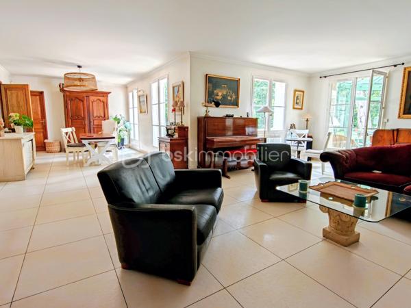 Découvrez cette sublime maison de 225 m² nichée dans la tranquillité verdoyante de Neauphle-le-Château tout en étant à proximité du cœur village très commerçant ! 
Idéale pour profiter d'un cadre de vie paisible et familiale sans vis-à-vis, elle vous séduira par son ambiance chaleureuse et élégante. 

Cette résidence offre 8 pièces spacieuses, dont 5 chambres sur 3 niveaux. Un double séjour convivial avec véranda (20m2) et cheminée dans laquelle à été astucieusement intégrée un poêle à bois (2025), une cuisine équipée et aménagée. Pour les amateurs de plain-pied, vous apprécierez la suite parentale au rez-de-chaussée comprenant une salle de douche et baignoire, double vasque et un dressing miroir sur 5m donnant sur une terrasse plein ouest pour profiter des couchers de soleil. Il est idéal pour accueillir une nouvelle famille, à l'étage 4 chambres dont une chambre pouvant être agencée en suite parentale ou petit appartement 2 pièces !

Ce bien immobilier a été édifié avec des matériaux de qualité, isolation efficace grâce au vitrage double, en parfait état.

Les espaces extérieurs comprennent deux terrasses ensoleillées, un parc arboré, fleuri et engazonné sur 2.685 m² clos de murs en pierres de meulière, exposé sud-est-ouest pour profiter du soleil toute la journée à l'abris des regards. Vue dégagée sur la campagne environnante.

Pour plus de confort, cette maison bénéficie d'un sous-sol total, compartimentée avec un espace de rangement, très grand, une cave à vin, une buanderie, un atelier avec accès sur jardin.

Les + :  Chauffe-eau thermodynamique (2025), VMC hygrométrique,  interphone, alarme, cave, aire de stationnement privative et sécurisée. 
Les ++ : Transports, écoles et commerces à proximité. 

Taxe foncière : 2593€. 

Succombez au charme de cette demeure rare et unique qui se vit en toute saison ! 
Contactez Willy Boyé pour plus d'infos : 07 87 37 75 87 

Action !