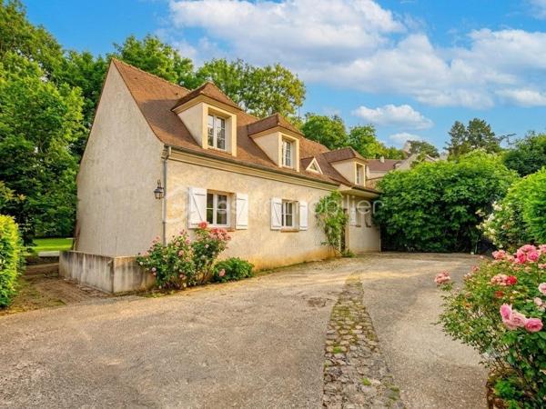 Découvrez cette sublime maison de 225 m² nichée dans la tranquillité verdoyante de Neauphle-le-Château tout en étant à proximité du cœur village très commerçant ! 
Idéale pour profiter d'un cadre de vie paisible et familiale sans vis-à-vis, elle vous séduira par son ambiance chaleureuse et élégante. 

Cette résidence offre 8 pièces spacieuses, dont 5 chambres sur 3 niveaux. Un double séjour convivial avec véranda (20m2) et cheminée dans laquelle à été astucieusement intégrée un poêle à bois (2025), une cuisine équipée et aménagée. Pour les amateurs de plain-pied, vous apprécierez la suite parentale au rez-de-chaussée comprenant une salle de douche et baignoire, double vasque et un dressing miroir sur 5m donnant sur une terrasse plein ouest pour profiter des couchers de soleil. Il est idéal pour accueillir une nouvelle famille, à l'étage 4 chambres dont une chambre pouvant être agencée en suite parentale ou petit appartement 2 pièces !

Ce bien immobilier a été édifié avec des matériaux de qualité, isolation efficace grâce au vitrage double, en parfait état.

Les espaces extérieurs comprennent deux terrasses ensoleillées, un parc arboré, fleuri et engazonné sur 2.685 m² clos de murs en pierres de meulière, exposé sud-est-ouest pour profiter du soleil toute la journée à l'abris des regards. Vue dégagée sur la campagne environnante.

Pour plus de confort, cette maison bénéficie d'un sous-sol total, compartimentée avec un espace de rangement, très grand, une cave à vin, une buanderie, un atelier avec accès sur jardin.

Les + :  Chauffe-eau thermodynamique (2025), VMC hygrométrique,  interphone, alarme, cave, aire de stationnement privative et sécurisée. 
Les ++ : Transports, écoles et commerces à proximité. 

Taxe foncière : 2593€. 

Succombez au charme de cette demeure rare et unique qui se vit en toute saison ! 
Contactez Willy Boyé pour plus d'infos : 07 87 37 75 87 

Action !