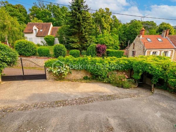 Découvrez cette sublime maison de 225 m² nichée dans la tranquillité verdoyante de Neauphle-le-Château tout en étant à proximité du cœur village très commerçant ! 
Idéale pour profiter d'un cadre de vie paisible et familiale sans vis-à-vis, elle vous séduira par son ambiance chaleureuse et élégante. 

Cette résidence offre 8 pièces spacieuses, dont 5 chambres sur 3 niveaux. Un double séjour convivial avec véranda (20m2) et cheminée dans laquelle à été astucieusement intégrée un poêle à bois (2025), une cuisine équipée et aménagée. Pour les amateurs de plain-pied, vous apprécierez la suite parentale au rez-de-chaussée comprenant une salle de douche et baignoire, double vasque et un dressing miroir sur 5m donnant sur une terrasse plein ouest pour profiter des couchers de soleil. Il est idéal pour accueillir une nouvelle famille, à l'étage 4 chambres dont une chambre pouvant être agencée en suite parentale ou petit appartement 2 pièces !

Ce bien immobilier a été édifié avec des matériaux de qualité, isolation efficace grâce au vitrage double, en parfait état.

Les espaces extérieurs comprennent deux terrasses ensoleillées, un parc arboré, fleuri et engazonné sur 2.685 m² clos de murs en pierres de meulière, exposé sud-est-ouest pour profiter du soleil toute la journée à l'abris des regards. Vue dégagée sur la campagne environnante.

Pour plus de confort, cette maison bénéficie d'un sous-sol total, compartimentée avec un espace de rangement, très grand, une cave à vin, une buanderie, un atelier avec accès sur jardin.

Les + :  Chauffe-eau thermodynamique (2025), VMC hygrométrique,  interphone, alarme, cave, aire de stationnement privative et sécurisée. 
Les ++ : Transports, écoles et commerces à proximité. 

Taxe foncière : 2593€. 

Succombez au charme de cette demeure rare et unique qui se vit en toute saison ! 
Contactez Willy Boyé pour plus d'infos : 07 87 37 75 87 

Action !