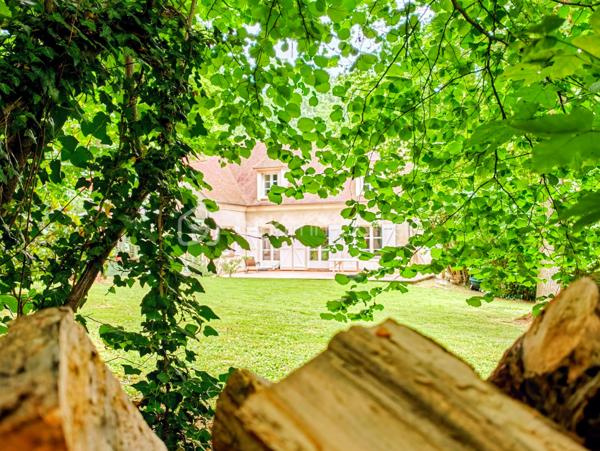 Découvrez cette sublime maison de 225 m² nichée dans la tranquillité verdoyante de Neauphle-le-Château tout en étant à proximité du cœur village très commerçant ! 
Idéale pour profiter d'un cadre de vie paisible et familiale sans vis-à-vis, elle vous séduira par son ambiance chaleureuse et élégante. 

Cette résidence offre 8 pièces spacieuses, dont 5 chambres sur 3 niveaux. Un double séjour convivial avec véranda (20m2) et cheminée dans laquelle à été astucieusement intégrée un poêle à bois (2025), une cuisine équipée et aménagée. Pour les amateurs de plain-pied, vous apprécierez la suite parentale au rez-de-chaussée comprenant une salle de douche et baignoire, double vasque et un dressing miroir sur 5m donnant sur une terrasse plein ouest pour profiter des couchers de soleil. Il est idéal pour accueillir une nouvelle famille, à l'étage 4 chambres dont une chambre pouvant être agencée en suite parentale ou petit appartement 2 pièces !

Ce bien immobilier a été édifié avec des matériaux de qualité, isolation efficace grâce au vitrage double, en parfait état.

Les espaces extérieurs comprennent deux terrasses ensoleillées, un parc arboré, fleuri et engazonné sur 2.685 m² clos de murs en pierres de meulière, exposé sud-est-ouest pour profiter du soleil toute la journée à l'abris des regards. Vue dégagée sur la campagne environnante.

Pour plus de confort, cette maison bénéficie d'un sous-sol total, compartimentée avec un espace de rangement, très grand, une cave à vin, une buanderie, un atelier avec accès sur jardin.

Les + :  Chauffe-eau thermodynamique (2025), VMC hygrométrique,  interphone, alarme, cave, aire de stationnement privative et sécurisée. 
Les ++ : Transports, écoles et commerces à proximité. 

Taxe foncière : 2593€. 

Succombez au charme de cette demeure rare et unique qui se vit en toute saison ! 
Contactez Willy Boyé pour plus d'infos : 07 87 37 75 87 

Action !