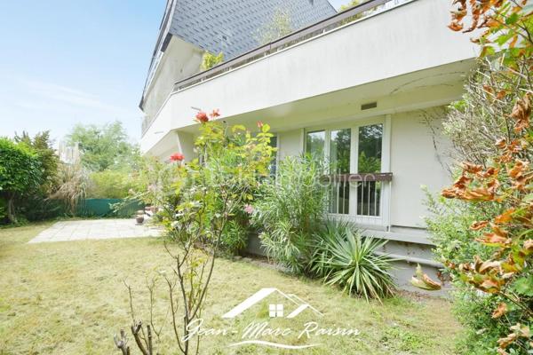 \\ EN EXCLUSIVITE \\ COUBRON \\ 92m² \\ 3 CHAMBRES \\ JARDIN \\ PARKING \\ DPE C/B

Avant même de franchir le portail d'entrée, vous serez séduit par son environnement verdoyant !
Face à la Forêt régionale de Bondy, dans la résidence la plus recherchée de Coubron, découvrez ce bel appartement familial de 92 m² en rez-de-jardin, qui vous propose un grand séjour lumineux, 3 chambres (9, 10 et 14m²), 1 terrasse et un jardin.

Dès l'entrée, vous découvrez un appartement aux volumes généreux et à l'agencement fonctionnel. 
La cuisine aménagée indépendante offre un espace pratique au quotidien. 
Le séjour/salle à manger s'ouvre directement sur la terrasse et le jardin privatif, créant une agréable continuité entre intérieur et extérieur.

L'espace nuit se compose de trois chambres confortables, dont deux bénéficient d'une vue directe sur le jardin. 
Un dressing ainsi qu'un placard de rangement supplémentaire apportent un réel confort de stockage. 
Une salle d'eau moderne et des WC séparés complètent l'ensemble.

À l'extérieur, profitez d'un véritable prolongement de votre habitation avec une agréable terrasse ouvrant sur un jardin privatif clos, le tout sur 75 m².

Les plus de ce bien :
✔ DPE C : bonne performance énergétique.
✔ Volets électriques, fenêtres double vitrage.
✔ Jardin sans vis à vis.
✔ Cave privative.
✔ Place de parking couverte en sous-sol, pré-cablée pour borne électrique.
✔ Résidence sécurisée avec gardien.
✔ Espaces verts bien entretenus.
✔ Exposition Sud.
✔ Résidence conviviale et très calme.
✔ Arrêt de bus en face de la résidence.

📞 Ne tardez pas à me contacter pour organiser une visite et découvrir tout son potentiel !