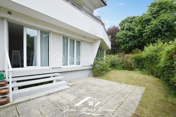 \\ EN EXCLUSIVITE \\ COUBRON \\ 92m² \\ 3 CHAMBRES \\ JARDIN \\ PARKING \\ DPE C/B

Avant même de franchir le portail d'entrée, vous serez séduit par son environnement verdoyant !
Face à la Forêt régionale de Bondy, dans la résidence la plus recherchée de Coubron, découvrez ce bel appartement familial de 92 m² en rez-de-jardin, qui vous propose un grand séjour lumineux, 3 chambres (9, 10 et 14m²), 1 terrasse et un jardin.

Dès l'entrée, vous découvrez un appartement aux volumes généreux et à l'agencement fonctionnel. 
La cuisine aménagée indépendante offre un espace pratique au quotidien. 
Le séjour/salle à manger s'ouvre directement sur la terrasse et le jardin privatif, créant une agréable continuité entre intérieur et extérieur.

L'espace nuit se compose de trois chambres confortables, dont deux bénéficient d'une vue directe sur le jardin. 
Un dressing ainsi qu'un placard de rangement supplémentaire apportent un réel confort de stockage. 
Une salle d'eau moderne et des WC séparés complètent l'ensemble.

À l'extérieur, profitez d'un véritable prolongement de votre habitation avec une agréable terrasse ouvrant sur un jardin privatif clos, le tout sur 75 m².

Les plus de ce bien :
✔ DPE C : bonne performance énergétique.
✔ Volets électriques, fenêtres double vitrage.
✔ Jardin sans vis à vis.
✔ Cave privative.
✔ Place de parking couverte en sous-sol, pré-cablée pour borne électrique.
✔ Résidence sécurisée avec gardien.
✔ Espaces verts bien entretenus.
✔ Exposition Sud.
✔ Résidence conviviale et très calme.
✔ Arrêt de bus en face de la résidence.

📞 Ne tardez pas à me contacter pour organiser une visite et découvrir tout son potentiel !