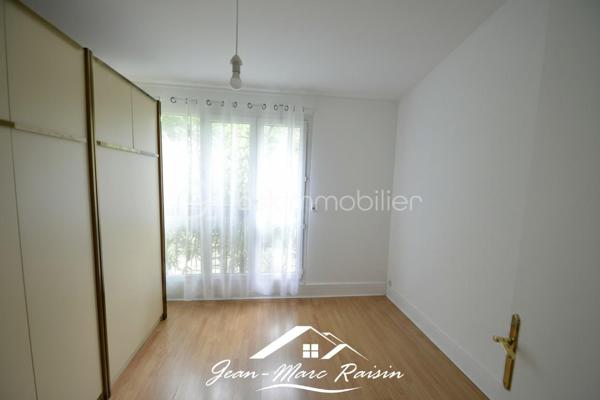 \\ EN EXCLUSIVITE \\ COUBRON \\ 92m² \\ 3 CHAMBRES \\ JARDIN \\ PARKING \\ DPE C/B

Avant même de franchir le portail d'entrée, vous serez séduit par son environnement verdoyant !
Face à la Forêt régionale de Bondy, dans la résidence la plus recherchée de Coubron, découvrez ce bel appartement familial de 92 m² en rez-de-jardin, qui vous propose un grand séjour lumineux, 3 chambres (9, 10 et 14m²), 1 terrasse et un jardin.

Dès l'entrée, vous découvrez un appartement aux volumes généreux et à l'agencement fonctionnel. 
La cuisine aménagée indépendante offre un espace pratique au quotidien. 
Le séjour/salle à manger s'ouvre directement sur la terrasse et le jardin privatif, créant une agréable continuité entre intérieur et extérieur.

L'espace nuit se compose de trois chambres confortables, dont deux bénéficient d'une vue directe sur le jardin. 
Un dressing ainsi qu'un placard de rangement supplémentaire apportent un réel confort de stockage. 
Une salle d'eau moderne et des WC séparés complètent l'ensemble.

À l'extérieur, profitez d'un véritable prolongement de votre habitation avec une agréable terrasse ouvrant sur un jardin privatif clos, le tout sur 75 m².

Les plus de ce bien :
✔ DPE C : bonne performance énergétique.
✔ Volets électriques, fenêtres double vitrage.
✔ Jardin sans vis à vis.
✔ Cave privative.
✔ Place de parking couverte en sous-sol, pré-cablée pour borne électrique.
✔ Résidence sécurisée avec gardien.
✔ Espaces verts bien entretenus.
✔ Exposition Sud.
✔ Résidence conviviale et très calme.
✔ Arrêt de bus en face de la résidence.

📞 Ne tardez pas à me contacter pour organiser une visite et découvrir tout son potentiel !