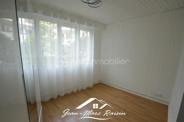 \\ EN EXCLUSIVITE \\ COUBRON \\ 92m² \\ 3 CHAMBRES \\ JARDIN \\ PARKING \\ DPE C/B

Avant même de franchir le portail d'entrée, vous serez séduit par son environnement verdoyant !
Face à la Forêt régionale de Bondy, dans la résidence la plus recherchée de Coubron, découvrez ce bel appartement familial de 92 m² en rez-de-jardin, qui vous propose un grand séjour lumineux, 3 chambres (9, 10 et 14m²), 1 terrasse et un jardin.

Dès l'entrée, vous découvrez un appartement aux volumes généreux et à l'agencement fonctionnel. 
La cuisine aménagée indépendante offre un espace pratique au quotidien. 
Le séjour/salle à manger s'ouvre directement sur la terrasse et le jardin privatif, créant une agréable continuité entre intérieur et extérieur.

L'espace nuit se compose de trois chambres confortables, dont deux bénéficient d'une vue directe sur le jardin. 
Un dressing ainsi qu'un placard de rangement supplémentaire apportent un réel confort de stockage. 
Une salle d'eau moderne et des WC séparés complètent l'ensemble.

À l'extérieur, profitez d'un véritable prolongement de votre habitation avec une agréable terrasse ouvrant sur un jardin privatif clos, le tout sur 75 m².

Les plus de ce bien :
✔ DPE C : bonne performance énergétique.
✔ Volets électriques, fenêtres double vitrage.
✔ Jardin sans vis à vis.
✔ Cave privative.
✔ Place de parking couverte en sous-sol, pré-cablée pour borne électrique.
✔ Résidence sécurisée avec gardien.
✔ Espaces verts bien entretenus.
✔ Exposition Sud.
✔ Résidence conviviale et très calme.
✔ Arrêt de bus en face de la résidence.

📞 Ne tardez pas à me contacter pour organiser une visite et découvrir tout son potentiel !