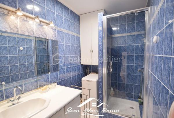 \\ EN EXCLUSIVITE \\ COUBRON \\ 92m² \\ 3 CHAMBRES \\ JARDIN \\ PARKING \\ DPE C/B

Avant même de franchir le portail d'entrée, vous serez séduit par son environnement verdoyant !
Face à la Forêt régionale de Bondy, dans la résidence la plus recherchée de Coubron, découvrez ce bel appartement familial de 92 m² en rez-de-jardin, qui vous propose un grand séjour lumineux, 3 chambres (9, 10 et 14m²), 1 terrasse et un jardin.

Dès l'entrée, vous découvrez un appartement aux volumes généreux et à l'agencement fonctionnel. 
La cuisine aménagée indépendante offre un espace pratique au quotidien. 
Le séjour/salle à manger s'ouvre directement sur la terrasse et le jardin privatif, créant une agréable continuité entre intérieur et extérieur.

L'espace nuit se compose de trois chambres confortables, dont deux bénéficient d'une vue directe sur le jardin. 
Un dressing ainsi qu'un placard de rangement supplémentaire apportent un réel confort de stockage. 
Une salle d'eau moderne et des WC séparés complètent l'ensemble.

À l'extérieur, profitez d'un véritable prolongement de votre habitation avec une agréable terrasse ouvrant sur un jardin privatif clos, le tout sur 75 m².

Les plus de ce bien :
✔ DPE C : bonne performance énergétique.
✔ Volets électriques, fenêtres double vitrage.
✔ Jardin sans vis à vis.
✔ Cave privative.
✔ Place de parking couverte en sous-sol, pré-cablée pour borne électrique.
✔ Résidence sécurisée avec gardien.
✔ Espaces verts bien entretenus.
✔ Exposition Sud.
✔ Résidence conviviale et très calme.
✔ Arrêt de bus en face de la résidence.

📞 Ne tardez pas à me contacter pour organiser une visite et découvrir tout son potentiel !