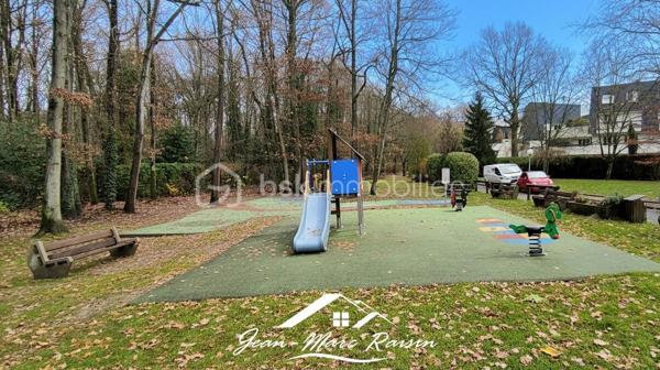 \\ EN EXCLUSIVITE \\ COUBRON \\ 92m² \\ 3 CHAMBRES \\ JARDIN \\ PARKING \\ DPE C/B

Avant même de franchir le portail d'entrée, vous serez séduit par son environnement verdoyant !
Face à la Forêt régionale de Bondy, dans la résidence la plus recherchée de Coubron, découvrez ce bel appartement familial de 92 m² en rez-de-jardin, qui vous propose un grand séjour lumineux, 3 chambres (9, 10 et 14m²), 1 terrasse et un jardin.

Dès l'entrée, vous découvrez un appartement aux volumes généreux et à l'agencement fonctionnel. 
La cuisine aménagée indépendante offre un espace pratique au quotidien. 
Le séjour/salle à manger s'ouvre directement sur la terrasse et le jardin privatif, créant une agréable continuité entre intérieur et extérieur.

L'espace nuit se compose de trois chambres confortables, dont deux bénéficient d'une vue directe sur le jardin. 
Un dressing ainsi qu'un placard de rangement supplémentaire apportent un réel confort de stockage. 
Une salle d'eau moderne et des WC séparés complètent l'ensemble.

À l'extérieur, profitez d'un véritable prolongement de votre habitation avec une agréable terrasse ouvrant sur un jardin privatif clos, le tout sur 75 m².

Les plus de ce bien :
✔ DPE C : bonne performance énergétique.
✔ Volets électriques, fenêtres double vitrage.
✔ Jardin sans vis à vis.
✔ Cave privative.
✔ Place de parking couverte en sous-sol, pré-cablée pour borne électrique.
✔ Résidence sécurisée avec gardien.
✔ Espaces verts bien entretenus.
✔ Exposition Sud.
✔ Résidence conviviale et très calme.
✔ Arrêt de bus en face de la résidence.

📞 Ne tardez pas à me contacter pour organiser une visite et découvrir tout son potentiel !