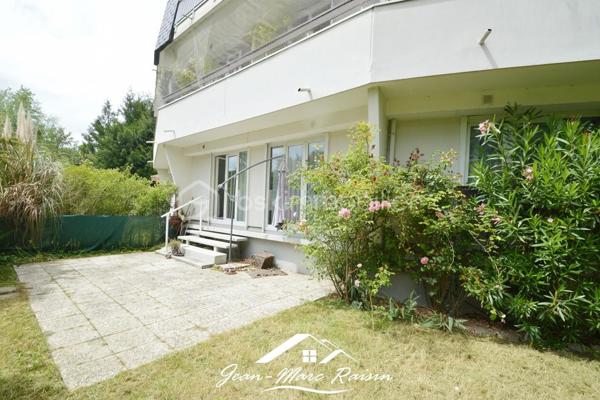 \\ EN EXCLUSIVITE \\ COUBRON \\ 92m² \\ 3 CHAMBRES \\ JARDIN \\ PARKING \\ DPE C/B

Avant même de franchir le portail d'entrée, vous serez séduit par son environnement verdoyant !
Face à la Forêt régionale de Bondy, dans la résidence la plus recherchée de Coubron, découvrez ce bel appartement familial de 92 m² en rez-de-jardin, qui vous propose un grand séjour lumineux, 3 chambres (9, 10 et 14m²), 1 terrasse et un jardin.

Dès l'entrée, vous découvrez un appartement aux volumes généreux et à l'agencement fonctionnel. 
La cuisine aménagée indépendante offre un espace pratique au quotidien. 
Le séjour/salle à manger s'ouvre directement sur la terrasse et le jardin privatif, créant une agréable continuité entre intérieur et extérieur.

L'espace nuit se compose de trois chambres confortables, dont deux bénéficient d'une vue directe sur le jardin. 
Un dressing ainsi qu'un placard de rangement supplémentaire apportent un réel confort de stockage. 
Une salle d'eau moderne et des WC séparés complètent l'ensemble.

À l'extérieur, profitez d'un véritable prolongement de votre habitation avec une agréable terrasse ouvrant sur un jardin privatif clos, le tout sur 75 m².

Les plus de ce bien :
✔ DPE C : bonne performance énergétique.
✔ Volets électriques, fenêtres double vitrage.
✔ Jardin sans vis à vis.
✔ Cave privative.
✔ Place de parking couverte en sous-sol, pré-cablée pour borne électrique.
✔ Résidence sécurisée avec gardien.
✔ Espaces verts bien entretenus.
✔ Exposition Sud.
✔ Résidence conviviale et très calme.
✔ Arrêt de bus en face de la résidence.

📞 Ne tardez pas à me contacter pour organiser une visite et découvrir tout son potentiel !