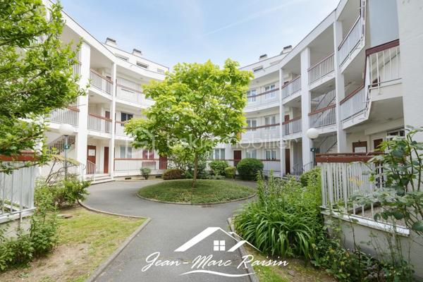 \\ EN EXCLUSIVITE \\ COUBRON \\ 92m² \\ 3 CHAMBRES \\ JARDIN \\ PARKING \\ DPE C/B

Avant même de franchir le portail d'entrée, vous serez séduit par son environnement verdoyant !
Face à la Forêt régionale de Bondy, dans la résidence la plus recherchée de Coubron, découvrez ce bel appartement familial de 92 m² en rez-de-jardin, qui vous propose un grand séjour lumineux, 3 chambres (9, 10 et 14m²), 1 terrasse et un jardin.

Dès l'entrée, vous découvrez un appartement aux volumes généreux et à l'agencement fonctionnel. 
La cuisine aménagée indépendante offre un espace pratique au quotidien. 
Le séjour/salle à manger s'ouvre directement sur la terrasse et le jardin privatif, créant une agréable continuité entre intérieur et extérieur.

L'espace nuit se compose de trois chambres confortables, dont deux bénéficient d'une vue directe sur le jardin. 
Un dressing ainsi qu'un placard de rangement supplémentaire apportent un réel confort de stockage. 
Une salle d'eau moderne et des WC séparés complètent l'ensemble.

À l'extérieur, profitez d'un véritable prolongement de votre habitation avec une agréable terrasse ouvrant sur un jardin privatif clos, le tout sur 75 m².

Les plus de ce bien :
✔ DPE C : bonne performance énergétique.
✔ Volets électriques, fenêtres double vitrage.
✔ Jardin sans vis à vis.
✔ Cave privative.
✔ Place de parking couverte en sous-sol, pré-cablée pour borne électrique.
✔ Résidence sécurisée avec gardien.
✔ Espaces verts bien entretenus.
✔ Exposition Sud.
✔ Résidence conviviale et très calme.
✔ Arrêt de bus en face de la résidence.

📞 Ne tardez pas à me contacter pour organiser une visite et découvrir tout son potentiel !