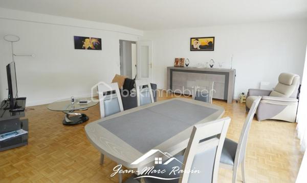 \\ EN EXCLUSIVITE \\ COUBRON \\ 92m² \\ 3 CHAMBRES \\ JARDIN \\ PARKING \\ DPE C/B

Avant même de franchir le portail d'entrée, vous serez séduit par son environnement verdoyant !
Face à la Forêt régionale de Bondy, dans la résidence la plus recherchée de Coubron, découvrez ce bel appartement familial de 92 m² en rez-de-jardin, qui vous propose un grand séjour lumineux, 3 chambres (9, 10 et 14m²), 1 terrasse et un jardin.

Dès l'entrée, vous découvrez un appartement aux volumes généreux et à l'agencement fonctionnel. 
La cuisine aménagée indépendante offre un espace pratique au quotidien. 
Le séjour/salle à manger s'ouvre directement sur la terrasse et le jardin privatif, créant une agréable continuité entre intérieur et extérieur.

L'espace nuit se compose de trois chambres confortables, dont deux bénéficient d'une vue directe sur le jardin. 
Un dressing ainsi qu'un placard de rangement supplémentaire apportent un réel confort de stockage. 
Une salle d'eau moderne et des WC séparés complètent l'ensemble.

À l'extérieur, profitez d'un véritable prolongement de votre habitation avec une agréable terrasse ouvrant sur un jardin privatif clos, le tout sur 75 m².

Les plus de ce bien :
✔ DPE C : bonne performance énergétique.
✔ Volets électriques, fenêtres double vitrage.
✔ Jardin sans vis à vis.
✔ Cave privative.
✔ Place de parking couverte en sous-sol, pré-cablée pour borne électrique.
✔ Résidence sécurisée avec gardien.
✔ Espaces verts bien entretenus.
✔ Exposition Sud.
✔ Résidence conviviale et très calme.
✔ Arrêt de bus en face de la résidence.

📞 Ne tardez pas à me contacter pour organiser une visite et découvrir tout son potentiel !