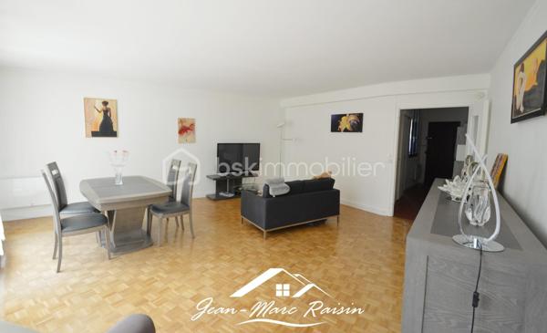 \\ EN EXCLUSIVITE \\ COUBRON \\ 92m² \\ 3 CHAMBRES \\ JARDIN \\ PARKING \\ DPE C/B

Avant même de franchir le portail d'entrée, vous serez séduit par son environnement verdoyant !
Face à la Forêt régionale de Bondy, dans la résidence la plus recherchée de Coubron, découvrez ce bel appartement familial de 92 m² en rez-de-jardin, qui vous propose un grand séjour lumineux, 3 chambres (9, 10 et 14m²), 1 terrasse et un jardin.

Dès l'entrée, vous découvrez un appartement aux volumes généreux et à l'agencement fonctionnel. 
La cuisine aménagée indépendante offre un espace pratique au quotidien. 
Le séjour/salle à manger s'ouvre directement sur la terrasse et le jardin privatif, créant une agréable continuité entre intérieur et extérieur.

L'espace nuit se compose de trois chambres confortables, dont deux bénéficient d'une vue directe sur le jardin. 
Un dressing ainsi qu'un placard de rangement supplémentaire apportent un réel confort de stockage. 
Une salle d'eau moderne et des WC séparés complètent l'ensemble.

À l'extérieur, profitez d'un véritable prolongement de votre habitation avec une agréable terrasse ouvrant sur un jardin privatif clos, le tout sur 75 m².

Les plus de ce bien :
✔ DPE C : bonne performance énergétique.
✔ Volets électriques, fenêtres double vitrage.
✔ Jardin sans vis à vis.
✔ Cave privative.
✔ Place de parking couverte en sous-sol, pré-cablée pour borne électrique.
✔ Résidence sécurisée avec gardien.
✔ Espaces verts bien entretenus.
✔ Exposition Sud.
✔ Résidence conviviale et très calme.
✔ Arrêt de bus en face de la résidence.

📞 Ne tardez pas à me contacter pour organiser une visite et découvrir tout son potentiel !