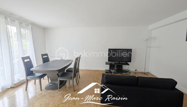 \\ EN EXCLUSIVITE \\ COUBRON \\ 92m² \\ 3 CHAMBRES \\ JARDIN \\ PARKING \\ DPE C/B

Avant même de franchir le portail d'entrée, vous serez séduit par son environnement verdoyant !
Face à la Forêt régionale de Bondy, dans la résidence la plus recherchée de Coubron, découvrez ce bel appartement familial de 92 m² en rez-de-jardin, qui vous propose un grand séjour lumineux, 3 chambres (9, 10 et 14m²), 1 terrasse et un jardin.

Dès l'entrée, vous découvrez un appartement aux volumes généreux et à l'agencement fonctionnel. 
La cuisine aménagée indépendante offre un espace pratique au quotidien. 
Le séjour/salle à manger s'ouvre directement sur la terrasse et le jardin privatif, créant une agréable continuité entre intérieur et extérieur.

L'espace nuit se compose de trois chambres confortables, dont deux bénéficient d'une vue directe sur le jardin. 
Un dressing ainsi qu'un placard de rangement supplémentaire apportent un réel confort de stockage. 
Une salle d'eau moderne et des WC séparés complètent l'ensemble.

À l'extérieur, profitez d'un véritable prolongement de votre habitation avec une agréable terrasse ouvrant sur un jardin privatif clos, le tout sur 75 m².

Les plus de ce bien :
✔ DPE C : bonne performance énergétique.
✔ Volets électriques, fenêtres double vitrage.
✔ Jardin sans vis à vis.
✔ Cave privative.
✔ Place de parking couverte en sous-sol, pré-cablée pour borne électrique.
✔ Résidence sécurisée avec gardien.
✔ Espaces verts bien entretenus.
✔ Exposition Sud.
✔ Résidence conviviale et très calme.
✔ Arrêt de bus en face de la résidence.

📞 Ne tardez pas à me contacter pour organiser une visite et découvrir tout son potentiel !