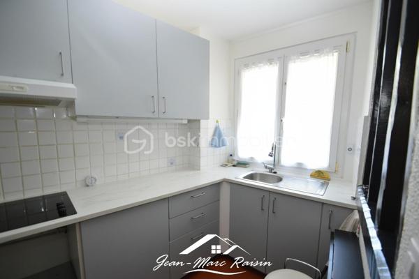 \\ EN EXCLUSIVITE \\ COUBRON \\ 92m² \\ 3 CHAMBRES \\ JARDIN \\ PARKING \\ DPE C/B

Avant même de franchir le portail d'entrée, vous serez séduit par son environnement verdoyant !
Face à la Forêt régionale de Bondy, dans la résidence la plus recherchée de Coubron, découvrez ce bel appartement familial de 92 m² en rez-de-jardin, qui vous propose un grand séjour lumineux, 3 chambres (9, 10 et 14m²), 1 terrasse et un jardin.

Dès l'entrée, vous découvrez un appartement aux volumes généreux et à l'agencement fonctionnel. 
La cuisine aménagée indépendante offre un espace pratique au quotidien. 
Le séjour/salle à manger s'ouvre directement sur la terrasse et le jardin privatif, créant une agréable continuité entre intérieur et extérieur.

L'espace nuit se compose de trois chambres confortables, dont deux bénéficient d'une vue directe sur le jardin. 
Un dressing ainsi qu'un placard de rangement supplémentaire apportent un réel confort de stockage. 
Une salle d'eau moderne et des WC séparés complètent l'ensemble.

À l'extérieur, profitez d'un véritable prolongement de votre habitation avec une agréable terrasse ouvrant sur un jardin privatif clos, le tout sur 75 m².

Les plus de ce bien :
✔ DPE C : bonne performance énergétique.
✔ Volets électriques, fenêtres double vitrage.
✔ Jardin sans vis à vis.
✔ Cave privative.
✔ Place de parking couverte en sous-sol, pré-cablée pour borne électrique.
✔ Résidence sécurisée avec gardien.
✔ Espaces verts bien entretenus.
✔ Exposition Sud.
✔ Résidence conviviale et très calme.
✔ Arrêt de bus en face de la résidence.

📞 Ne tardez pas à me contacter pour organiser une visite et découvrir tout son potentiel !