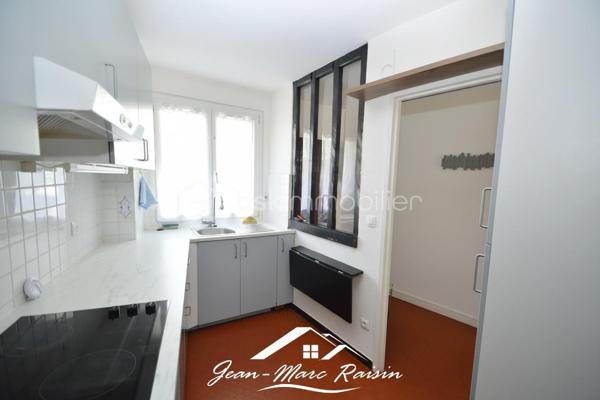 \\ EN EXCLUSIVITE \\ COUBRON \\ 92m² \\ 3 CHAMBRES \\ JARDIN \\ PARKING \\ DPE C/B

Avant même de franchir le portail d'entrée, vous serez séduit par son environnement verdoyant !
Face à la Forêt régionale de Bondy, dans la résidence la plus recherchée de Coubron, découvrez ce bel appartement familial de 92 m² en rez-de-jardin, qui vous propose un grand séjour lumineux, 3 chambres (9, 10 et 14m²), 1 terrasse et un jardin.

Dès l'entrée, vous découvrez un appartement aux volumes généreux et à l'agencement fonctionnel. 
La cuisine aménagée indépendante offre un espace pratique au quotidien. 
Le séjour/salle à manger s'ouvre directement sur la terrasse et le jardin privatif, créant une agréable continuité entre intérieur et extérieur.

L'espace nuit se compose de trois chambres confortables, dont deux bénéficient d'une vue directe sur le jardin. 
Un dressing ainsi qu'un placard de rangement supplémentaire apportent un réel confort de stockage. 
Une salle d'eau moderne et des WC séparés complètent l'ensemble.

À l'extérieur, profitez d'un véritable prolongement de votre habitation avec une agréable terrasse ouvrant sur un jardin privatif clos, le tout sur 75 m².

Les plus de ce bien :
✔ DPE C : bonne performance énergétique.
✔ Volets électriques, fenêtres double vitrage.
✔ Jardin sans vis à vis.
✔ Cave privative.
✔ Place de parking couverte en sous-sol, pré-cablée pour borne électrique.
✔ Résidence sécurisée avec gardien.
✔ Espaces verts bien entretenus.
✔ Exposition Sud.
✔ Résidence conviviale et très calme.
✔ Arrêt de bus en face de la résidence.

📞 Ne tardez pas à me contacter pour organiser une visite et découvrir tout son potentiel !