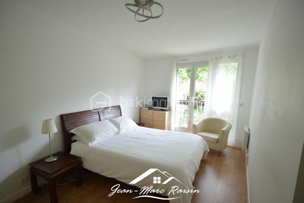 \\ EN EXCLUSIVITE \\ COUBRON \\ 92m² \\ 3 CHAMBRES \\ JARDIN \\ PARKING \\ DPE C/B

Avant même de franchir le portail d'entrée, vous serez séduit par son environnement verdoyant !
Face à la Forêt régionale de Bondy, dans la résidence la plus recherchée de Coubron, découvrez ce bel appartement familial de 92 m² en rez-de-jardin, qui vous propose un grand séjour lumineux, 3 chambres (9, 10 et 14m²), 1 terrasse et un jardin.

Dès l'entrée, vous découvrez un appartement aux volumes généreux et à l'agencement fonctionnel. 
La cuisine aménagée indépendante offre un espace pratique au quotidien. 
Le séjour/salle à manger s'ouvre directement sur la terrasse et le jardin privatif, créant une agréable continuité entre intérieur et extérieur.

L'espace nuit se compose de trois chambres confortables, dont deux bénéficient d'une vue directe sur le jardin. 
Un dressing ainsi qu'un placard de rangement supplémentaire apportent un réel confort de stockage. 
Une salle d'eau moderne et des WC séparés complètent l'ensemble.

À l'extérieur, profitez d'un véritable prolongement de votre habitation avec une agréable terrasse ouvrant sur un jardin privatif clos, le tout sur 75 m².

Les plus de ce bien :
✔ DPE C : bonne performance énergétique.
✔ Volets électriques, fenêtres double vitrage.
✔ Jardin sans vis à vis.
✔ Cave privative.
✔ Place de parking couverte en sous-sol, pré-cablée pour borne électrique.
✔ Résidence sécurisée avec gardien.
✔ Espaces verts bien entretenus.
✔ Exposition Sud.
✔ Résidence conviviale et très calme.
✔ Arrêt de bus en face de la résidence.

📞 Ne tardez pas à me contacter pour organiser une visite et découvrir tout son potentiel !