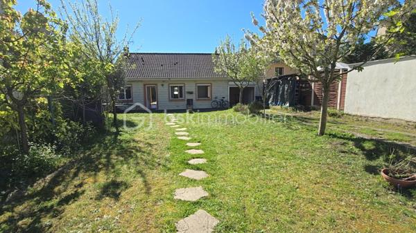 Vous recherchez une maison de plain-pied avec jardin, dépendance et potentiel d'aménagement ? Cette maison pourrait bien être votre prochaine adresse.

Située dans le recherché quartier de la Prairie, cette maison de plain-pied d'environ 103 m² vous séduira par ses volumes, son potentiel et son agréable terrain d'environ 565 m².

Elle se compose d'une entrée, d'un vaste salon lumineux, d'une cuisine indépendante, de trois chambres, d'une salle de bain ainsi que de nombreux espaces de rangement.

Les combles aménagés offrent un espace bureau idéal pour le télétravail ou une activité indépendante.

À l'extérieur, vous profiterez d'un jardin à l'avant et à l'arrière de la maison, véritable atout pour les familles en quête d'espace et de tranquillité.

Une dépendance ainsi qu'un garage d'environ 15 m² viennent compléter ce bien.

Des travaux de rafraîchissement permettront de révéler tout le potentiel de cette maison et de l'adapter à vos envies.

Les + du bien :
Maison de plain-pied
Terrain d'environ 565 m²
Quartier pavillonnaire recherché
3 chambres
Bureau dans les combles
Dépendance
Garage
Double vitrage
DPE D
Fort potentiel d'évolution

Une opportunité rare sur le secteur à découvrir rapidement.