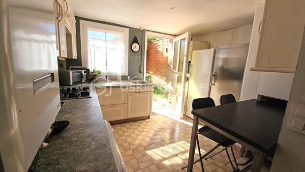 Vous recherchez une maison de plain-pied avec jardin, dépendance et potentiel d'aménagement ? Cette maison pourrait bien être votre prochaine adresse.

Située dans le recherché quartier de la Prairie, cette maison de plain-pied d'environ 103 m² vous séduira par ses volumes, son potentiel et son agréable terrain d'environ 565 m².

Elle se compose d'une entrée, d'un vaste salon lumineux, d'une cuisine indépendante, de trois chambres, d'une salle de bain ainsi que de nombreux espaces de rangement.

Les combles aménagés offrent un espace bureau idéal pour le télétravail ou une activité indépendante.

À l'extérieur, vous profiterez d'un jardin à l'avant et à l'arrière de la maison, véritable atout pour les familles en quête d'espace et de tranquillité.

Une dépendance ainsi qu'un garage d'environ 15 m² viennent compléter ce bien.

Des travaux de rafraîchissement permettront de révéler tout le potentiel de cette maison et de l'adapter à vos envies.

Les + du bien :
Maison de plain-pied
Terrain d'environ 565 m²
Quartier pavillonnaire recherché
3 chambres
Bureau dans les combles
Dépendance
Garage
Double vitrage
DPE D
Fort potentiel d'évolution

Une opportunité rare sur le secteur à découvrir rapidement.