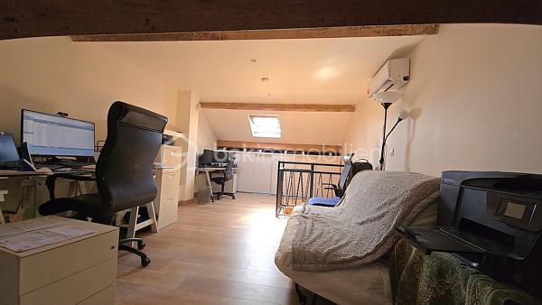 Vous recherchez une maison de plain-pied avec jardin, dépendance et potentiel d'aménagement ? Cette maison pourrait bien être votre prochaine adresse.

Située dans le recherché quartier de la Prairie, cette maison de plain-pied d'environ 103 m² vous séduira par ses volumes, son potentiel et son agréable terrain d'environ 565 m².

Elle se compose d'une entrée, d'un vaste salon lumineux, d'une cuisine indépendante, de trois chambres, d'une salle de bain ainsi que de nombreux espaces de rangement.

Les combles aménagés offrent un espace bureau idéal pour le télétravail ou une activité indépendante.

À l'extérieur, vous profiterez d'un jardin à l'avant et à l'arrière de la maison, véritable atout pour les familles en quête d'espace et de tranquillité.

Une dépendance ainsi qu'un garage d'environ 15 m² viennent compléter ce bien.

Des travaux de rafraîchissement permettront de révéler tout le potentiel de cette maison et de l'adapter à vos envies.

Les + du bien :
Maison de plain-pied
Terrain d'environ 565 m²
Quartier pavillonnaire recherché
3 chambres
Bureau dans les combles
Dépendance
Garage
Double vitrage
DPE D
Fort potentiel d'évolution

Une opportunité rare sur le secteur à découvrir rapidement.