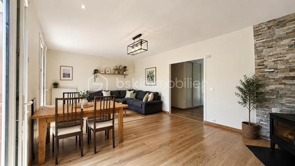 Vous recherchez une maison de plain-pied avec jardin, dépendance et potentiel d'aménagement ? Cette maison pourrait bien être votre prochaine adresse.

Située dans le recherché quartier de la Prairie, cette maison de plain-pied d'environ 103 m² vous séduira par ses volumes, son potentiel et son agréable terrain d'environ 565 m².

Elle se compose d'une entrée, d'un vaste salon lumineux, d'une cuisine indépendante, de trois chambres, d'une salle de bain ainsi que de nombreux espaces de rangement.

Les combles aménagés offrent un espace bureau idéal pour le télétravail ou une activité indépendante.

À l'extérieur, vous profiterez d'un jardin à l'avant et à l'arrière de la maison, véritable atout pour les familles en quête d'espace et de tranquillité.

Une dépendance ainsi qu'un garage d'environ 15 m² viennent compléter ce bien.

Des travaux de rafraîchissement permettront de révéler tout le potentiel de cette maison et de l'adapter à vos envies.

Les + du bien :
Maison de plain-pied
Terrain d'environ 565 m²
Quartier pavillonnaire recherché
3 chambres
Bureau dans les combles
Dépendance
Garage
Double vitrage
DPE D
Fort potentiel d'évolution

Une opportunité rare sur le secteur à découvrir rapidement.
