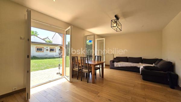 Vous recherchez une maison de plain-pied avec jardin, dépendance et potentiel d'aménagement ? Cette maison pourrait bien être votre prochaine adresse.

Située dans le recherché quartier de la Prairie, cette maison de plain-pied d'environ 103 m² vous séduira par ses volumes, son potentiel et son agréable terrain d'environ 565 m².

Elle se compose d'une entrée, d'un vaste salon lumineux, d'une cuisine indépendante, de trois chambres, d'une salle de bain ainsi que de nombreux espaces de rangement.

Les combles aménagés offrent un espace bureau idéal pour le télétravail ou une activité indépendante.

À l'extérieur, vous profiterez d'un jardin à l'avant et à l'arrière de la maison, véritable atout pour les familles en quête d'espace et de tranquillité.

Une dépendance ainsi qu'un garage d'environ 15 m² viennent compléter ce bien.

Des travaux de rafraîchissement permettront de révéler tout le potentiel de cette maison et de l'adapter à vos envies.

Les + du bien :
Maison de plain-pied
Terrain d'environ 565 m²
Quartier pavillonnaire recherché
3 chambres
Bureau dans les combles
Dépendance
Garage
Double vitrage
DPE D
Fort potentiel d'évolution

Une opportunité rare sur le secteur à découvrir rapidement.