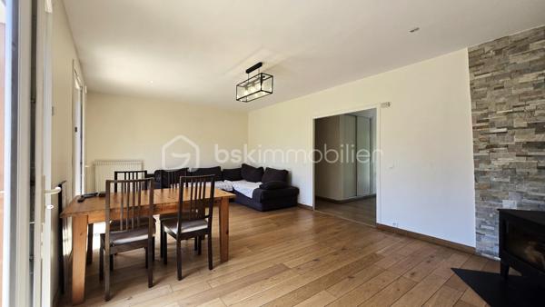 Vous recherchez une maison de plain-pied avec jardin, dépendance et potentiel d'aménagement ? Cette maison pourrait bien être votre prochaine adresse.

Située dans le recherché quartier de la Prairie, cette maison de plain-pied d'environ 103 m² vous séduira par ses volumes, son potentiel et son agréable terrain d'environ 565 m².

Elle se compose d'une entrée, d'un vaste salon lumineux, d'une cuisine indépendante, de trois chambres, d'une salle de bain ainsi que de nombreux espaces de rangement.

Les combles aménagés offrent un espace bureau idéal pour le télétravail ou une activité indépendante.

À l'extérieur, vous profiterez d'un jardin à l'avant et à l'arrière de la maison, véritable atout pour les familles en quête d'espace et de tranquillité.

Une dépendance ainsi qu'un garage d'environ 15 m² viennent compléter ce bien.

Des travaux de rafraîchissement permettront de révéler tout le potentiel de cette maison et de l'adapter à vos envies.

Les + du bien :
Maison de plain-pied
Terrain d'environ 565 m²
Quartier pavillonnaire recherché
3 chambres
Bureau dans les combles
Dépendance
Garage
Double vitrage
DPE D
Fort potentiel d'évolution

Une opportunité rare sur le secteur à découvrir rapidement.