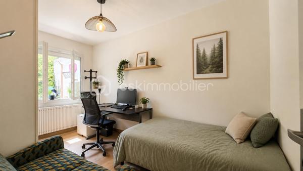 Vous recherchez une maison de plain-pied avec jardin, dépendance et potentiel d'aménagement ? Cette maison pourrait bien être votre prochaine adresse.

Située dans le recherché quartier de la Prairie, cette maison de plain-pied d'environ 103 m² vous séduira par ses volumes, son potentiel et son agréable terrain d'environ 565 m².

Elle se compose d'une entrée, d'un vaste salon lumineux, d'une cuisine indépendante, de trois chambres, d'une salle de bain ainsi que de nombreux espaces de rangement.

Les combles aménagés offrent un espace bureau idéal pour le télétravail ou une activité indépendante.

À l'extérieur, vous profiterez d'un jardin à l'avant et à l'arrière de la maison, véritable atout pour les familles en quête d'espace et de tranquillité.

Une dépendance ainsi qu'un garage d'environ 15 m² viennent compléter ce bien.

Des travaux de rafraîchissement permettront de révéler tout le potentiel de cette maison et de l'adapter à vos envies.

Les + du bien :
Maison de plain-pied
Terrain d'environ 565 m²
Quartier pavillonnaire recherché
3 chambres
Bureau dans les combles
Dépendance
Garage
Double vitrage
DPE D
Fort potentiel d'évolution

Une opportunité rare sur le secteur à découvrir rapidement.